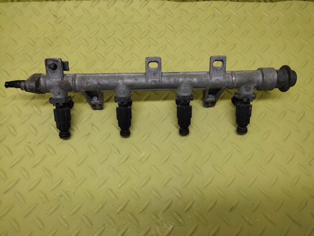 HYUNDAI COUPE 1.6 Rampe injection Injecteurs 3531022600