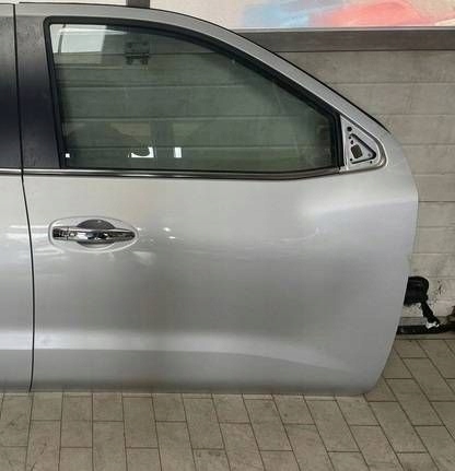 door front front side right Nissan Navara D23