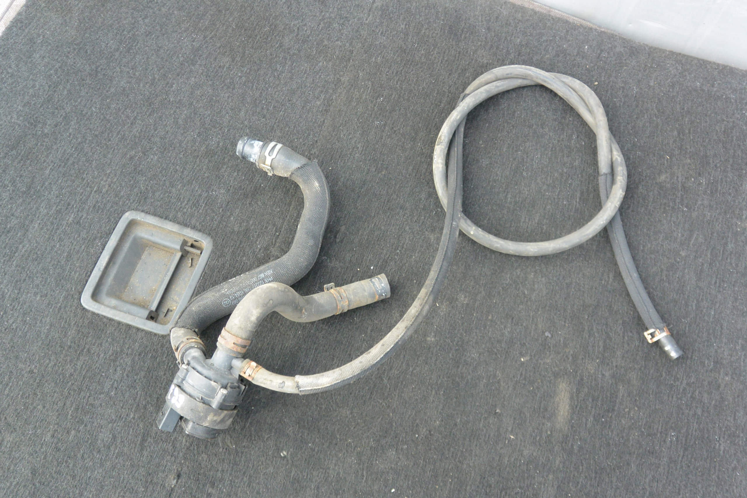 PUMPA DODATNA CRIJEVO VODE MERCEDES 6.3 AMG W212