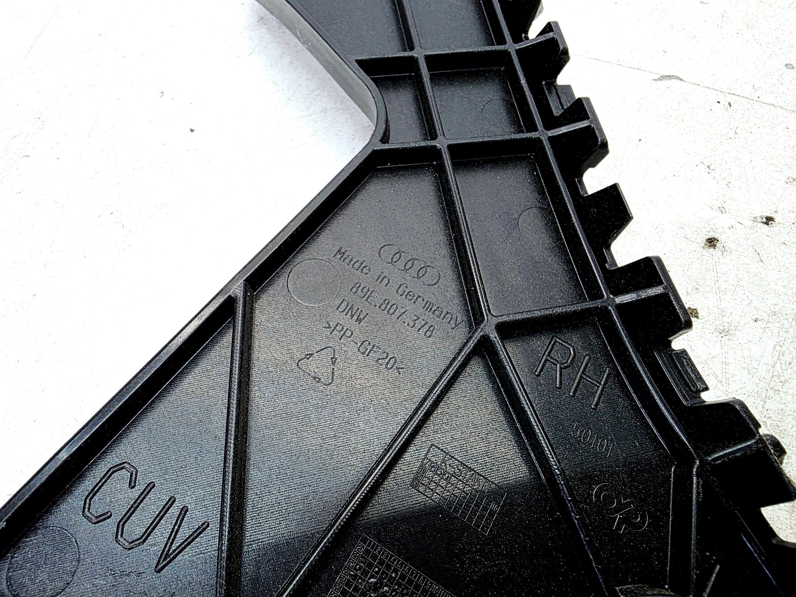 Support Support plaque Pare choc Droite Arrière AUDI Q4 E-TRON 89E807378