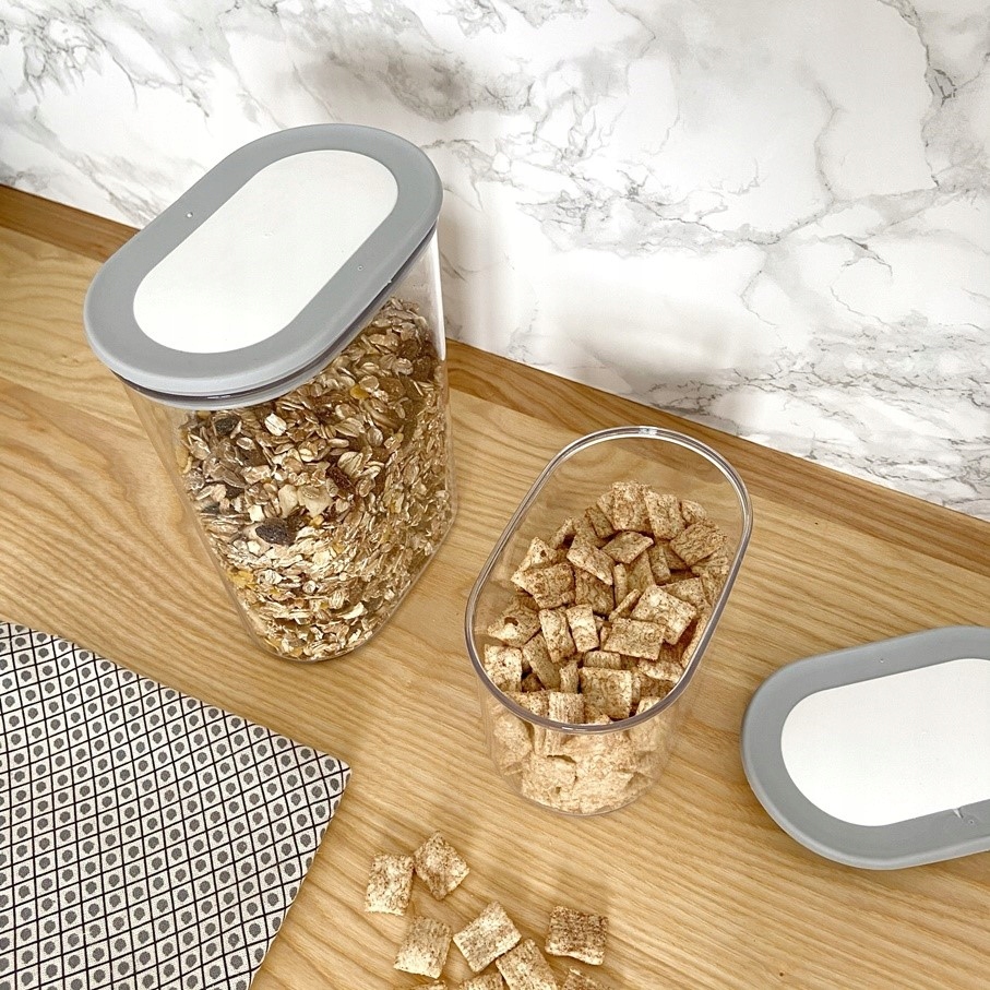 Pojemnik 1,6 l na Artykuły Sypkie Sól Mąkę CURVER Kolor odcienie szarości i srebra przezroczysty