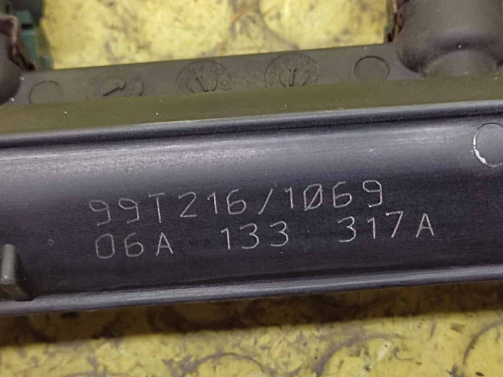 AUDI A3 8L 1.6 injection ramp 06A133317A
