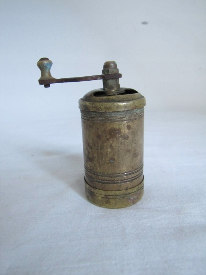 MAŁY MŁYNEK DO PIEPRZU - MOSIĄDZ