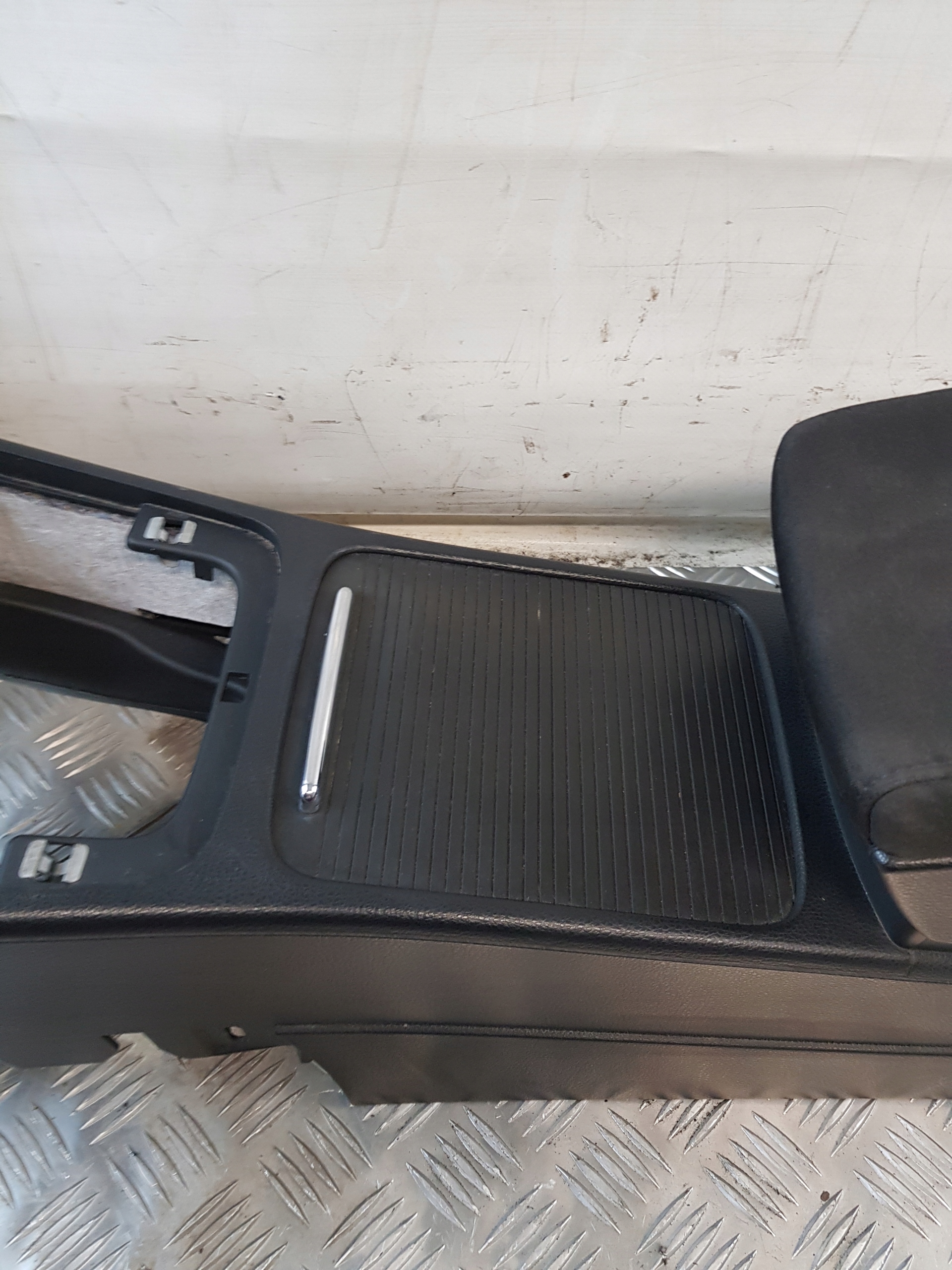 VW PASSAT B6 KOMBI 06R- TUNEL central 3C0863319S armrest