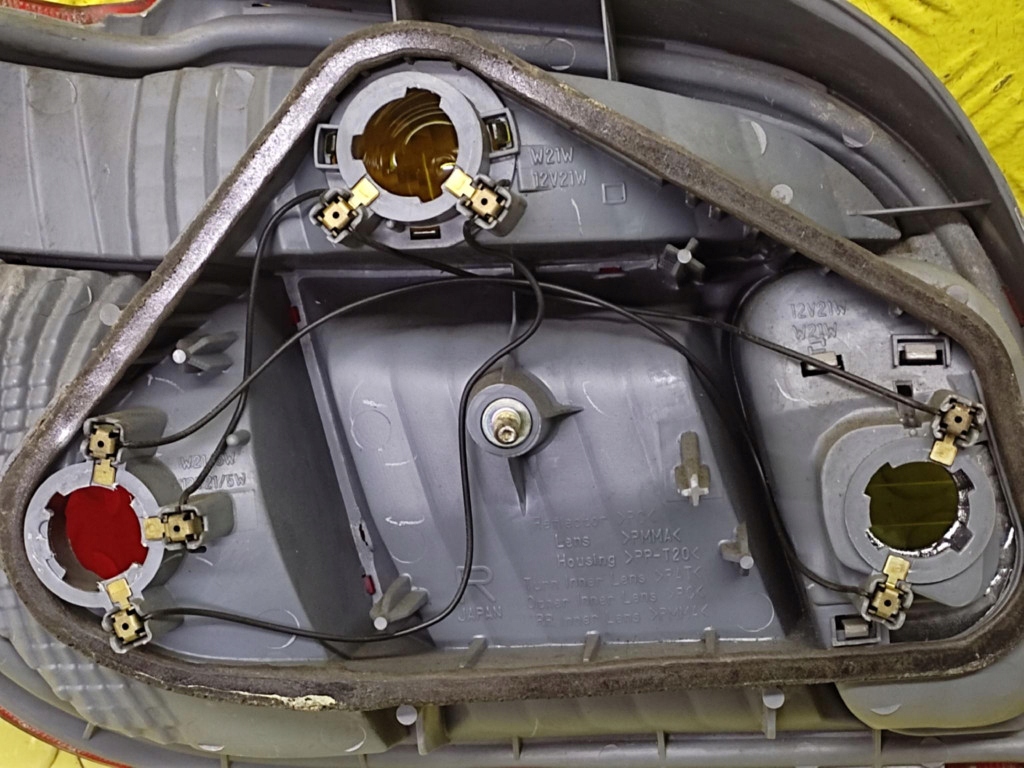 TOYOTA YARIS and light right rear part
