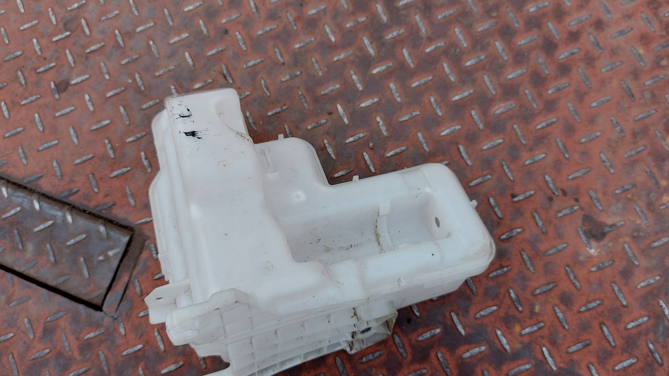 washer fluid tank SKODA KAMIQ 17