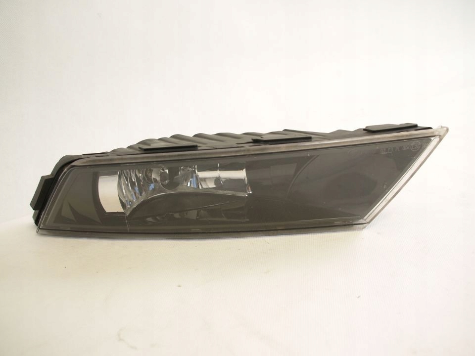 Skoda Superb Nebelscheinwerfer rechts 3 III 15r Hella 3V0941700A
