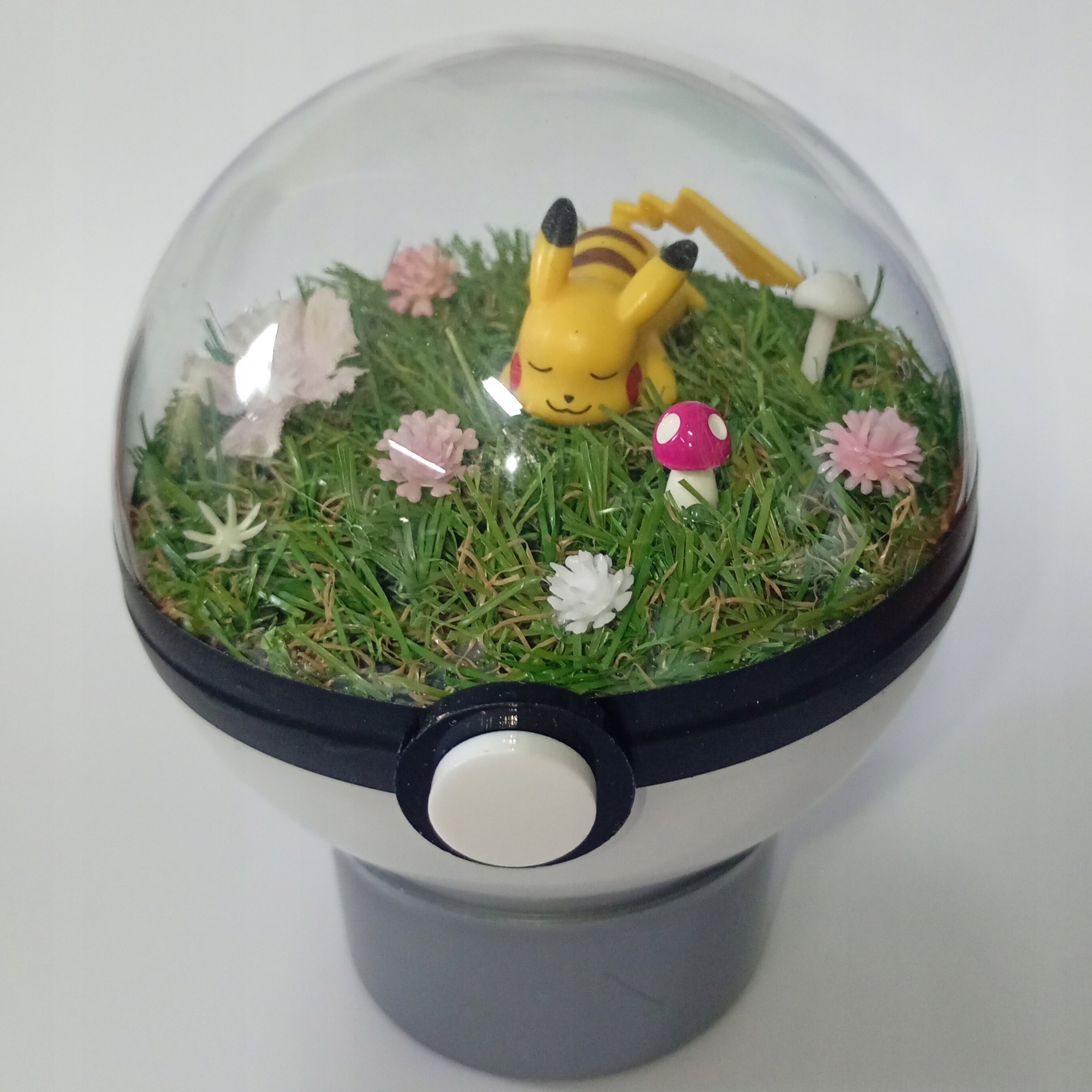 Pikachu – Pokeballové Terárium Unikátní Diorama Pokémon Ručně Vyrobené 10 CM
