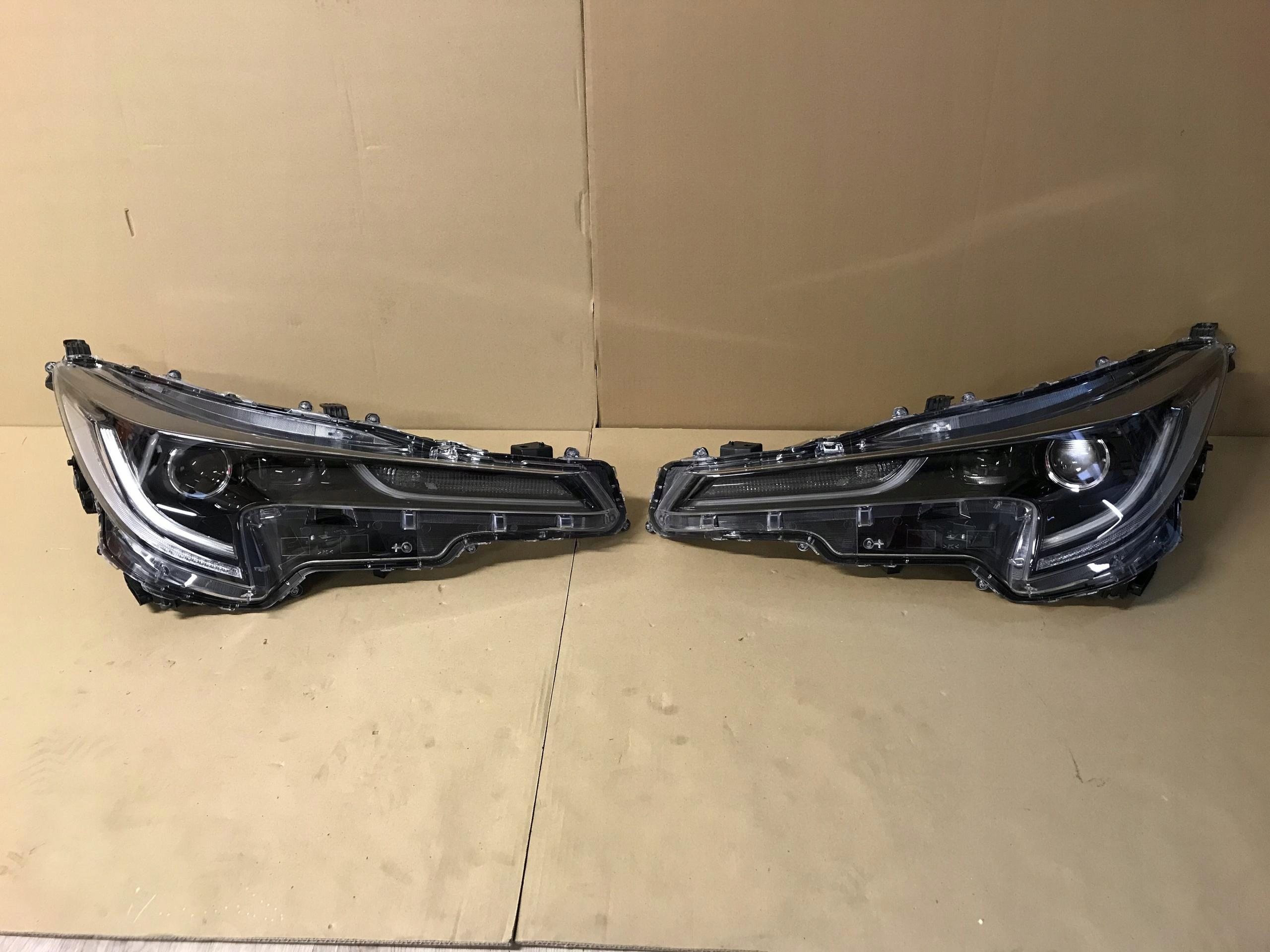 TOYOTA COROLLA XII E21 KOMPLET LAMP PRZÓD