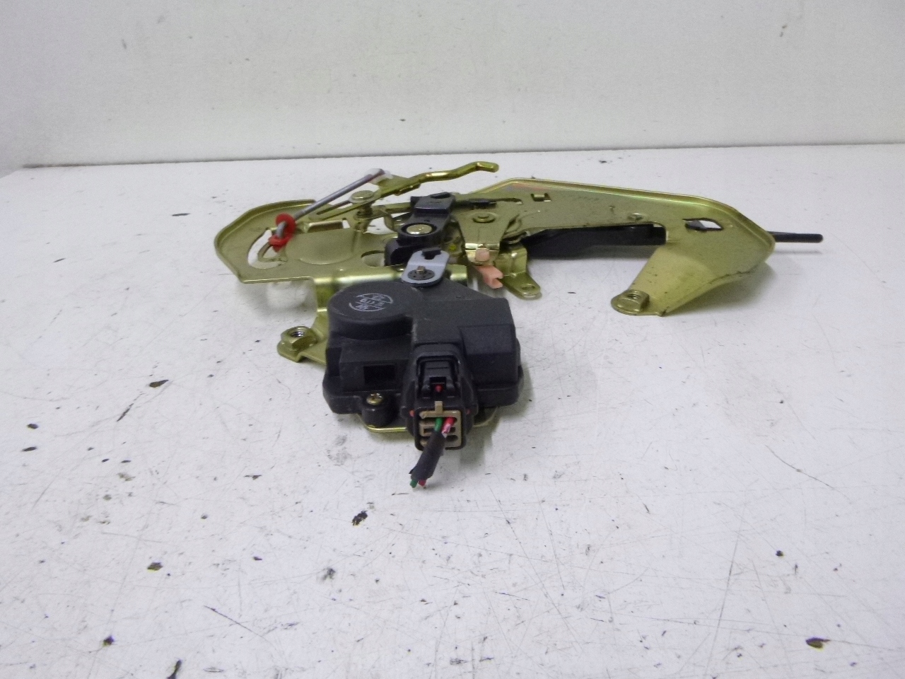 lock rear part right Kia Carnival 2000r.