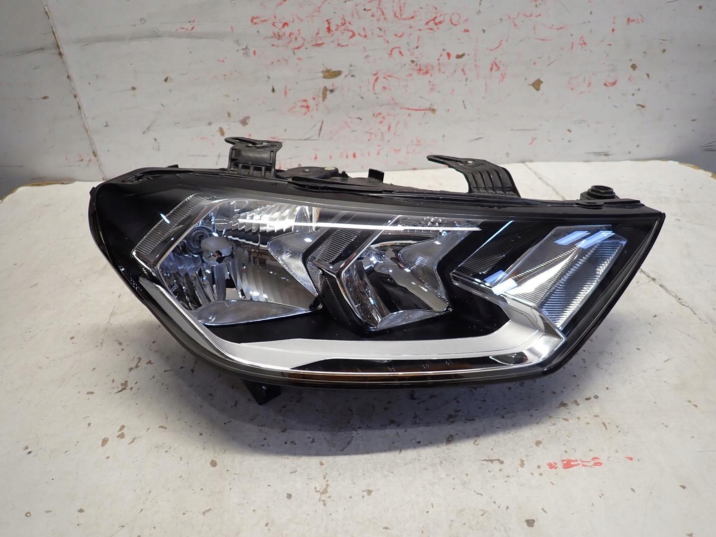 light front front right AUDI A1 II 2018- 82A941004