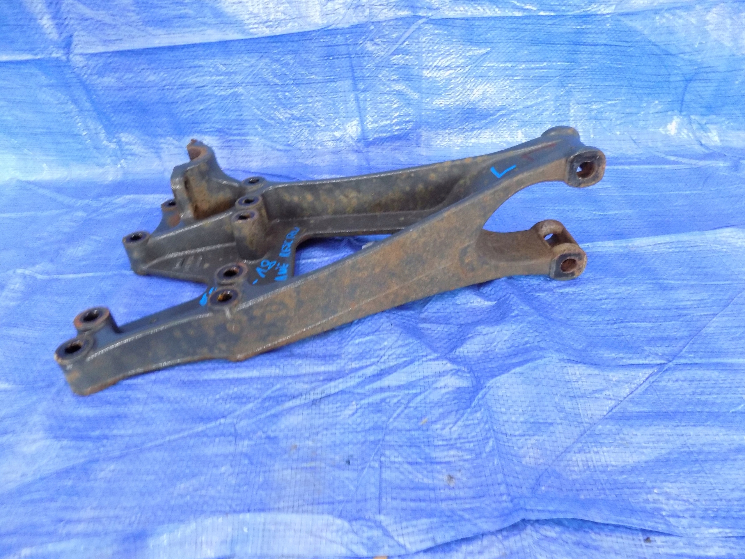 WIESZAK Halter des stabilisators links ATEGO 1218