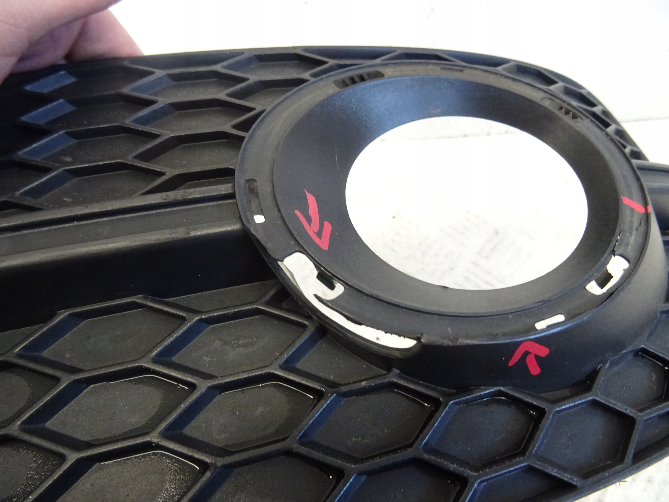 grid of a bumper front front right AUDI Q3 S-LINE 8U0807682D