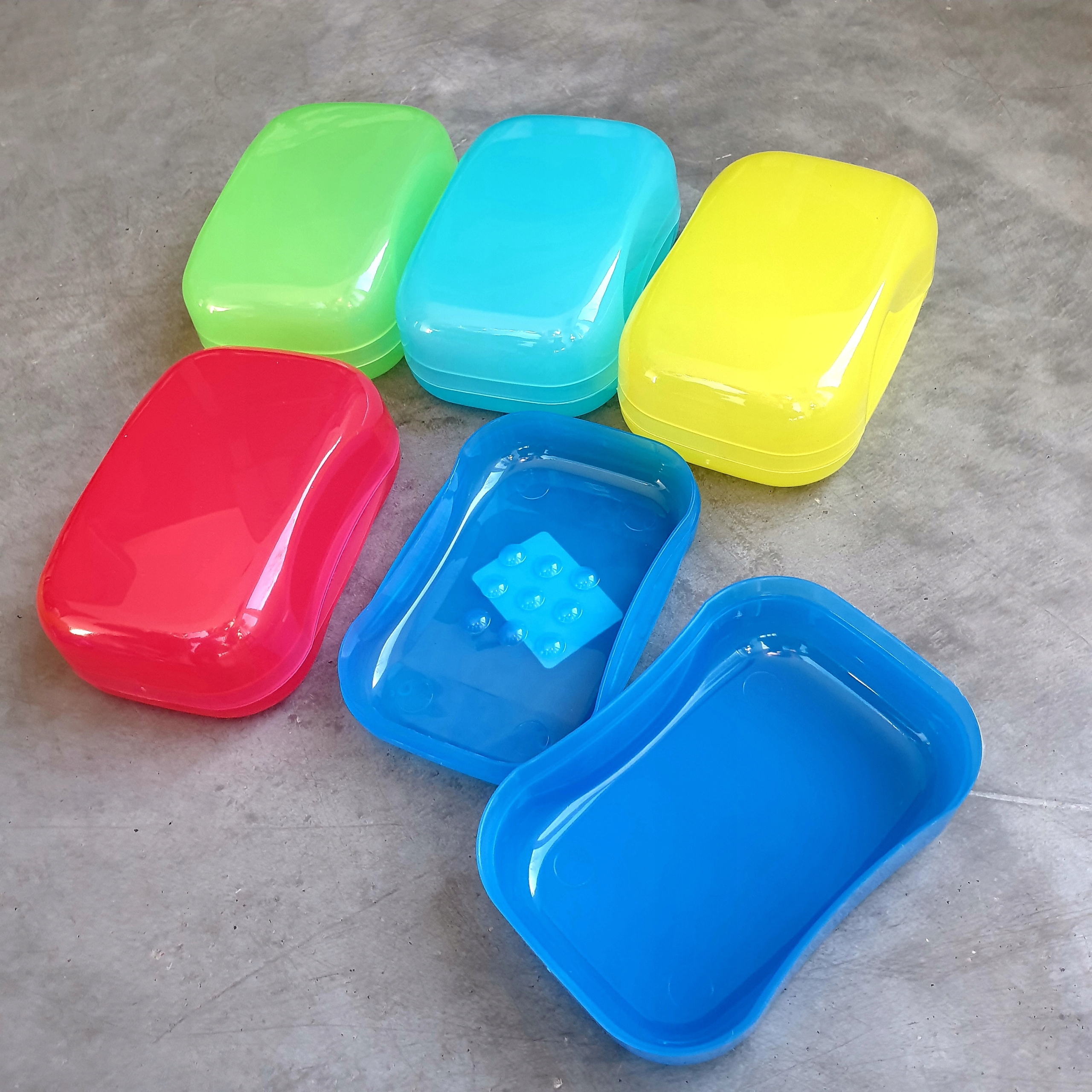 DENI CARTE MYDELNICZKA PODRÓŻNA PLASTIKOWA ZAMYKANA Marka Deni Carte