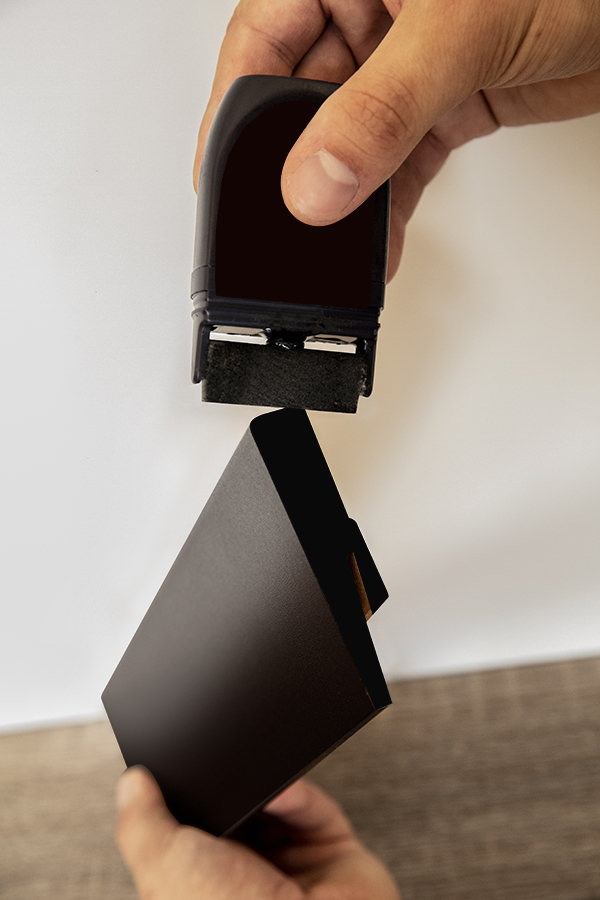 FARBA CZARNA DO LISTWA PRZYPODŁOGOWA MASKUJĄCA KOREKTOR Marka Golddoor