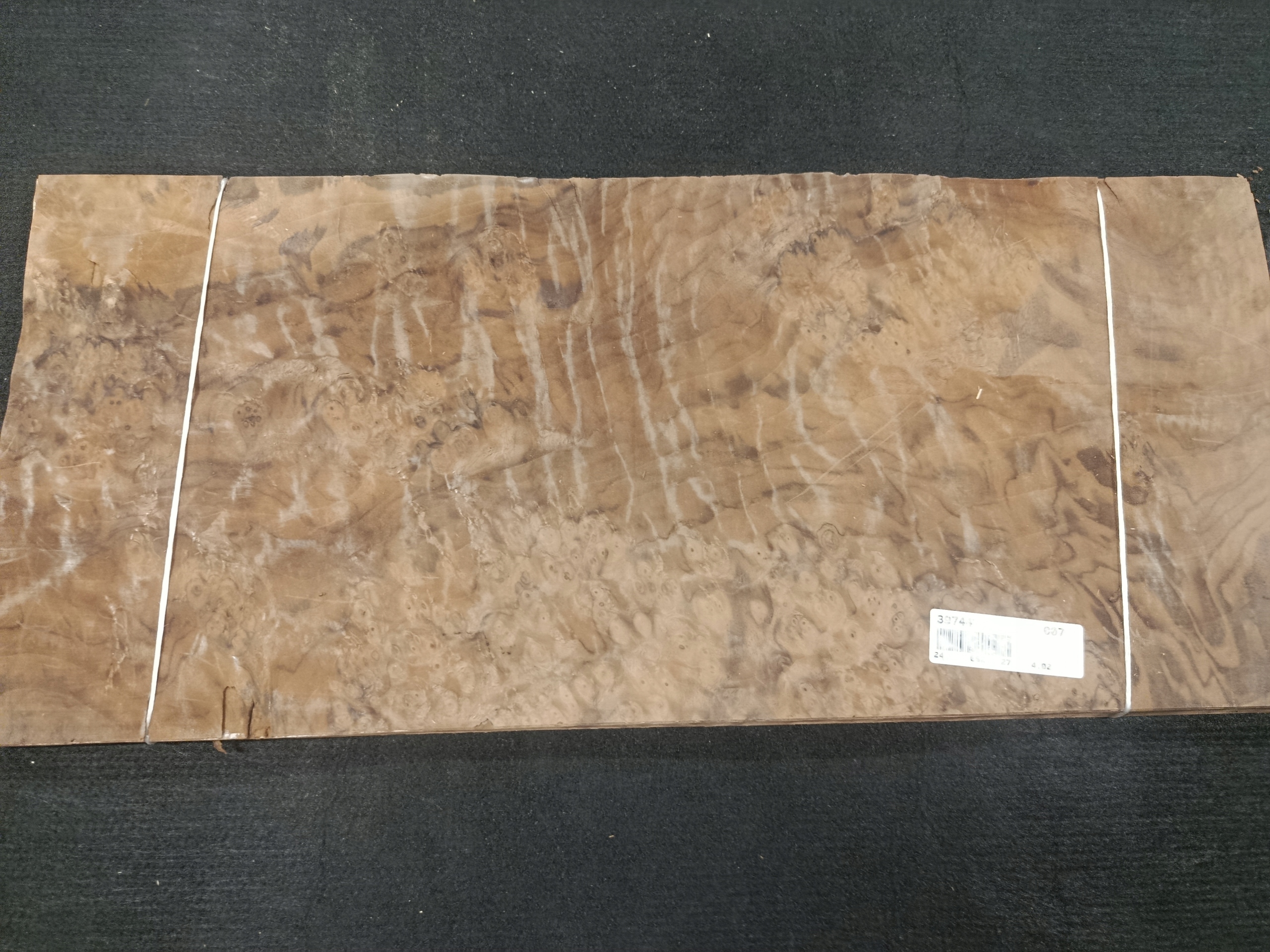 Prírodná dyha Orech Čest celý balík 4,02 m2 62x27 cm