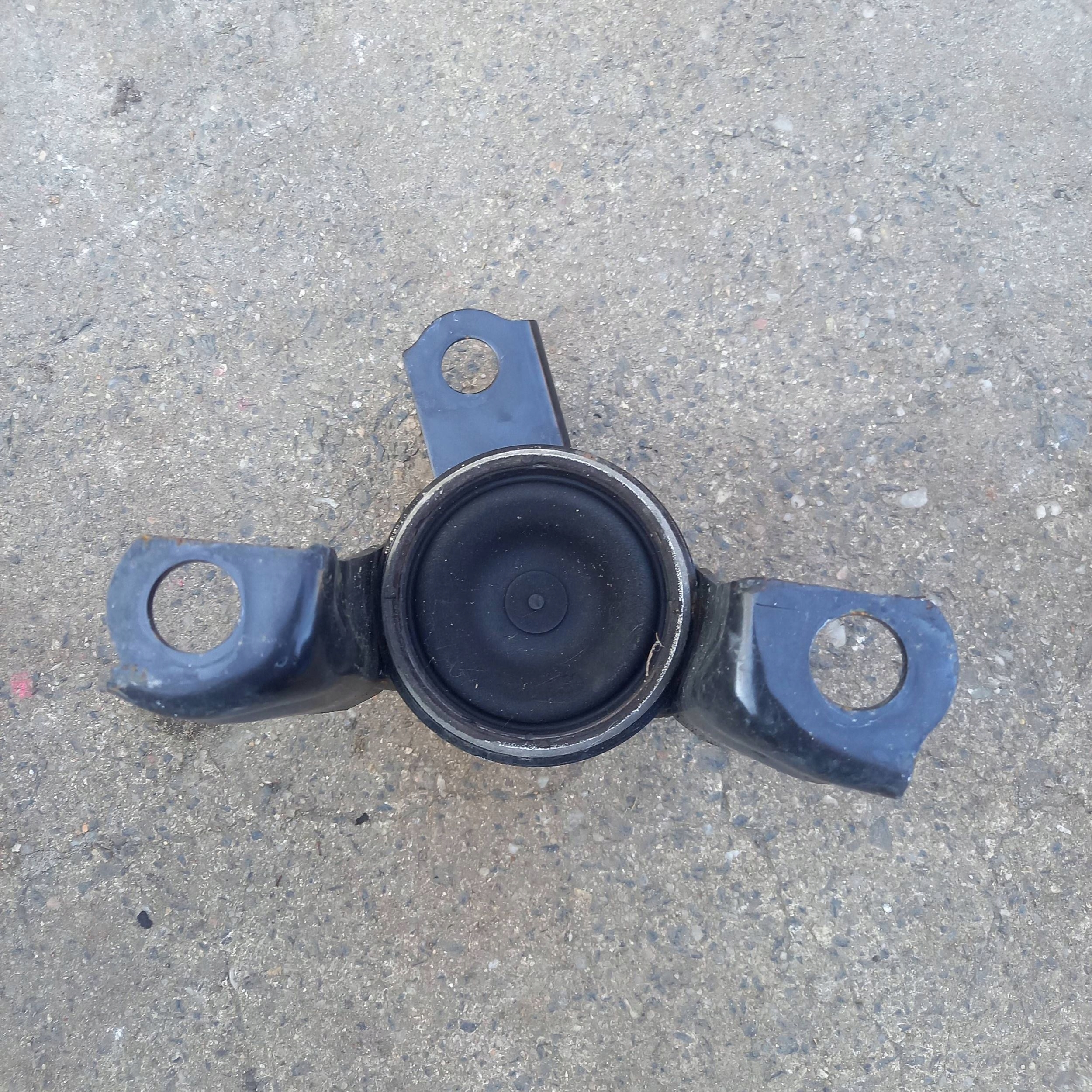 Ford Fiesta MK7 1.0 2016 right side console / holder of the engine
