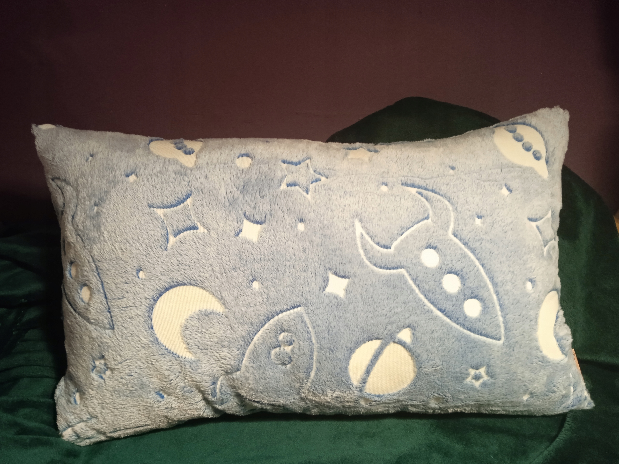 PODUSZKA ŚWIECĄCA W CIEMNOŚCI PLUSZ KOSMOS Długość poduszki 50 cm
