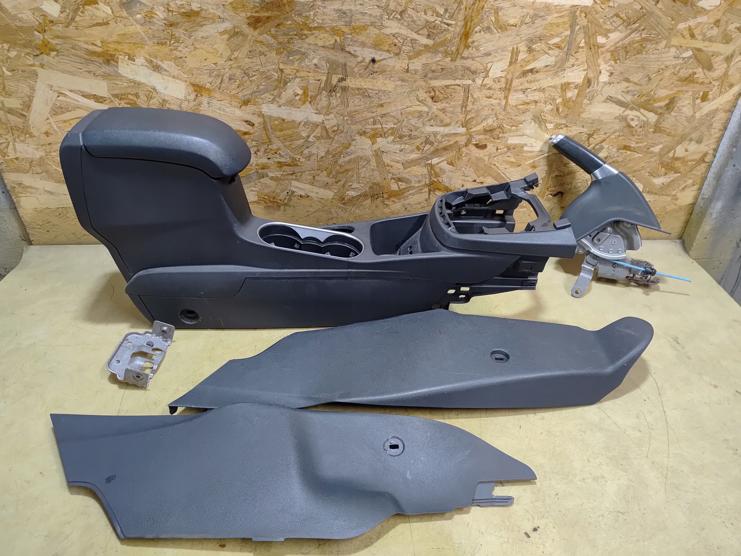 FIESTA MK7 LIFT PODŁOKIETNIK TUNEL ŚRODKOWY