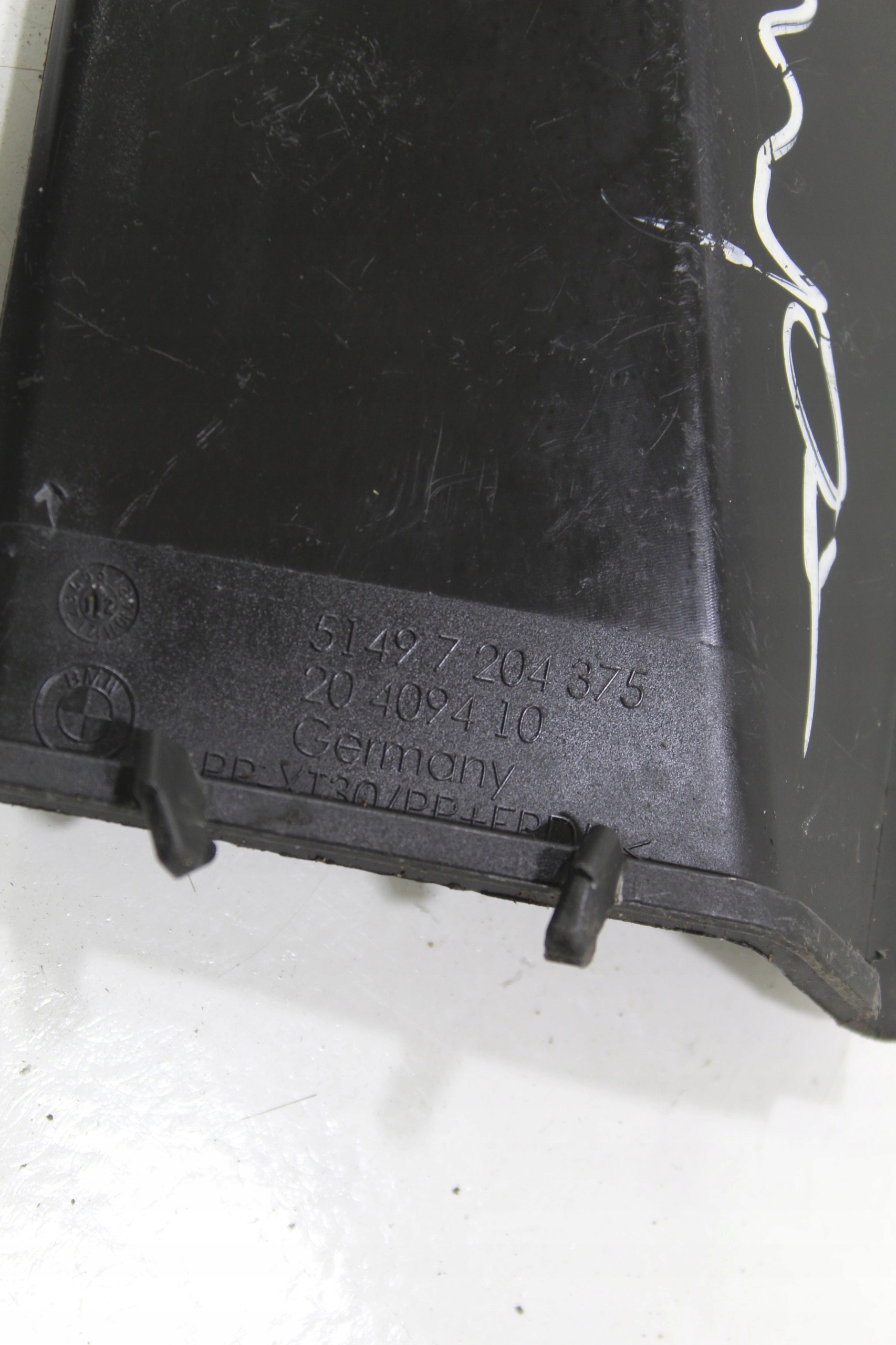 OSŁONA BAGAŻNIKA RYNIENKA LEWY TYŁ BMW F10 7204375 Producent części BMW OE