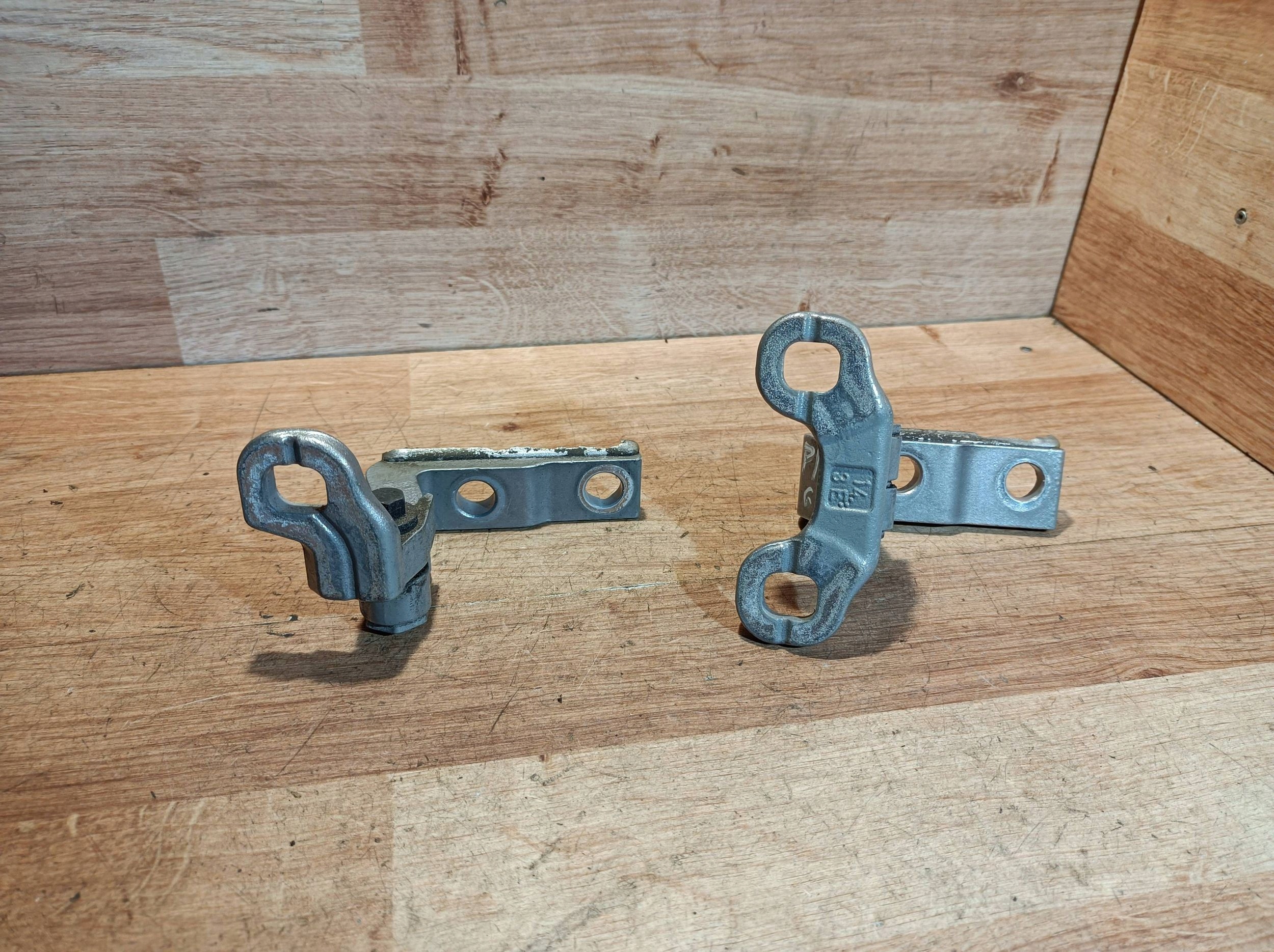 hinge gora and dol right front Volvo V40 31352689