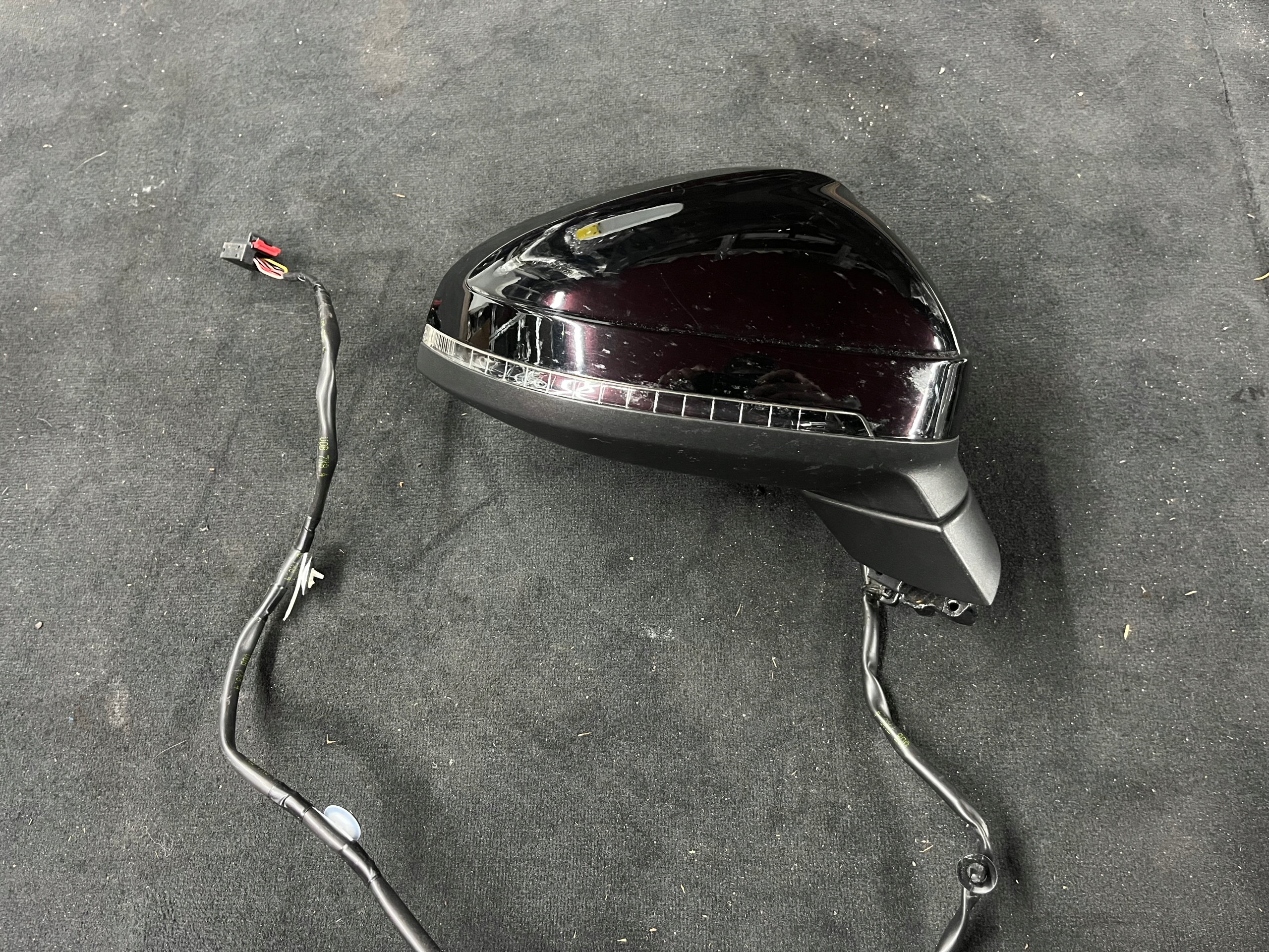 PRAWE LUSTERKO AUDI A4 8W B9 6PIN LY9B 6 PINÓW