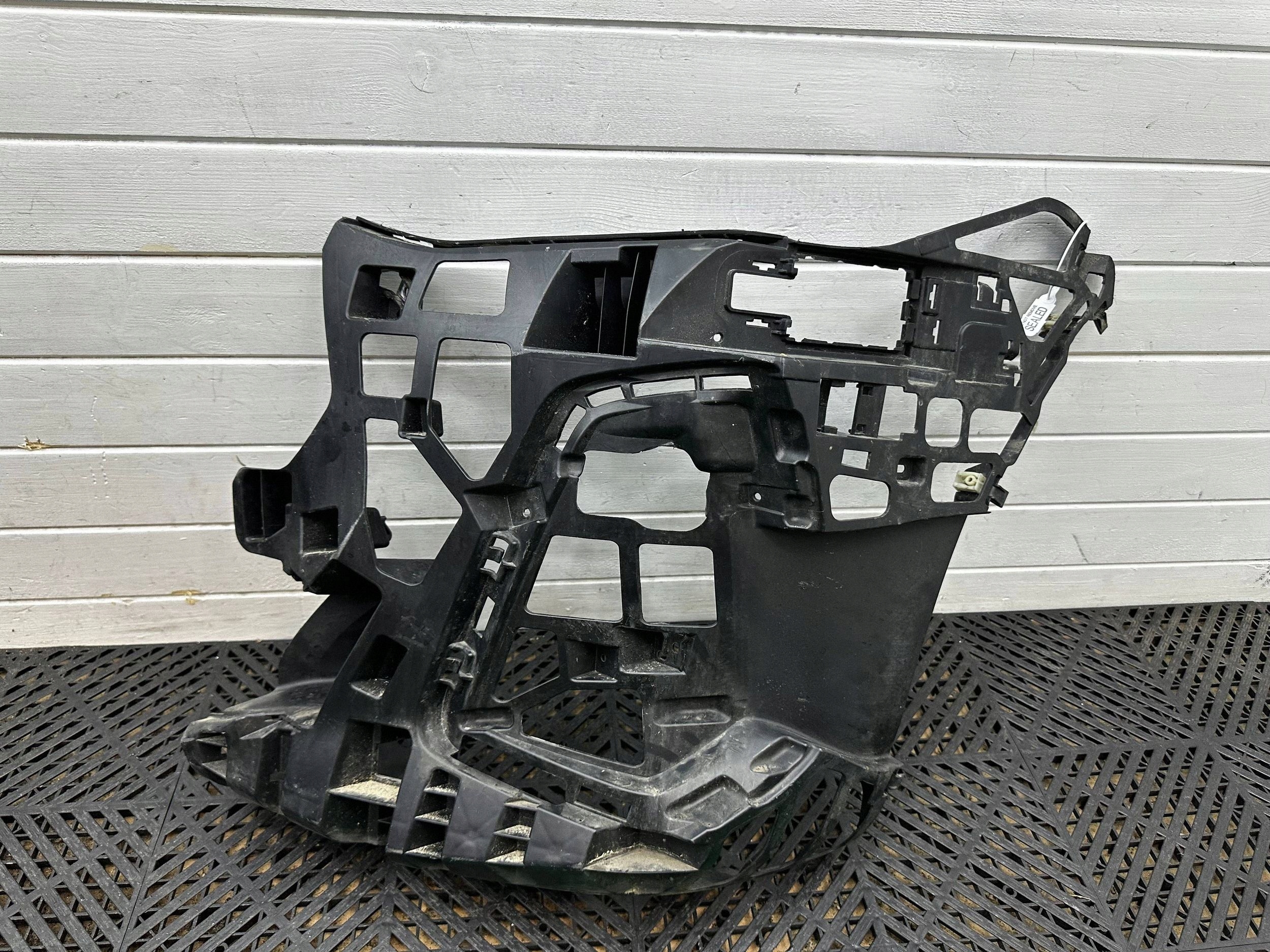 bumper bracket of the front BMW 2 Active Tourer U06