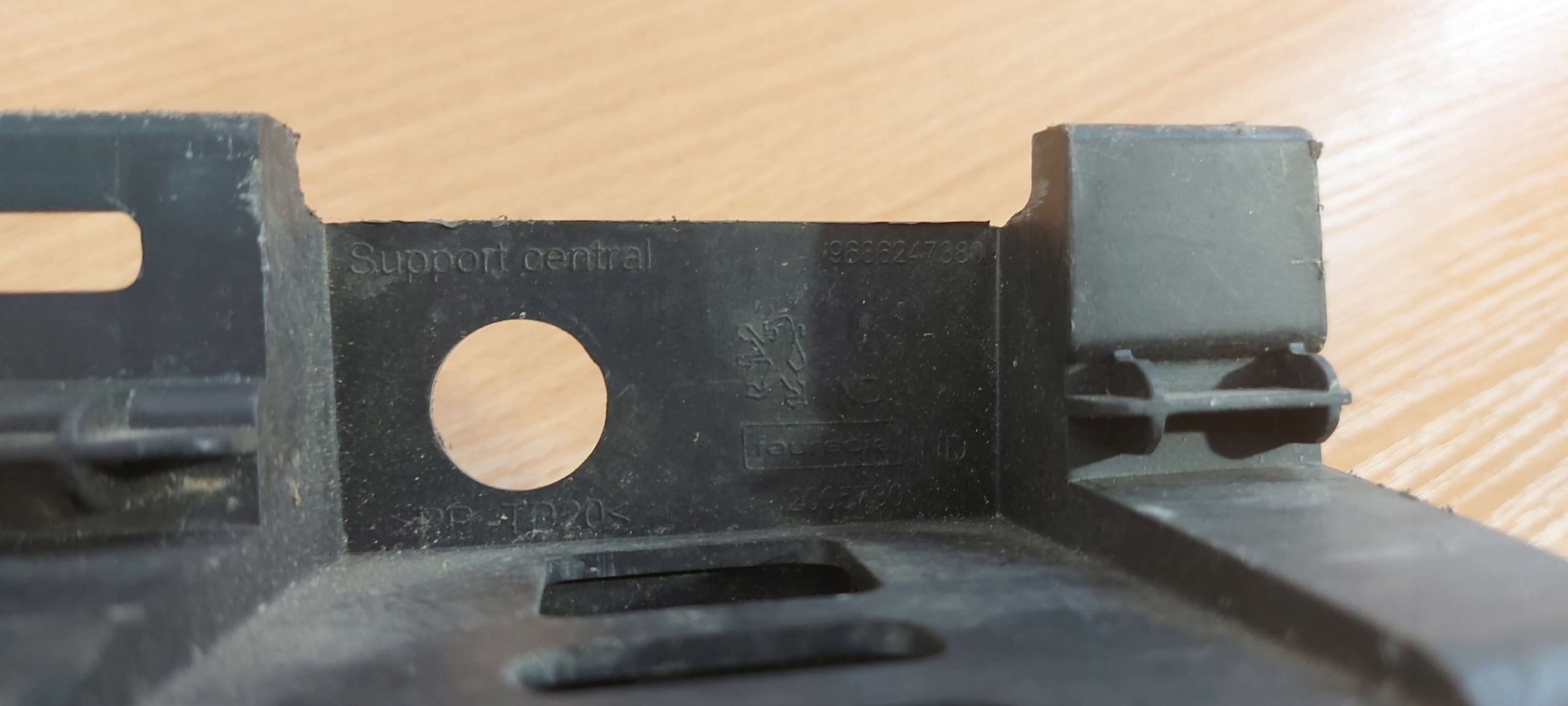 PEUGEOT 5008 bumper bracket rear part central bracket