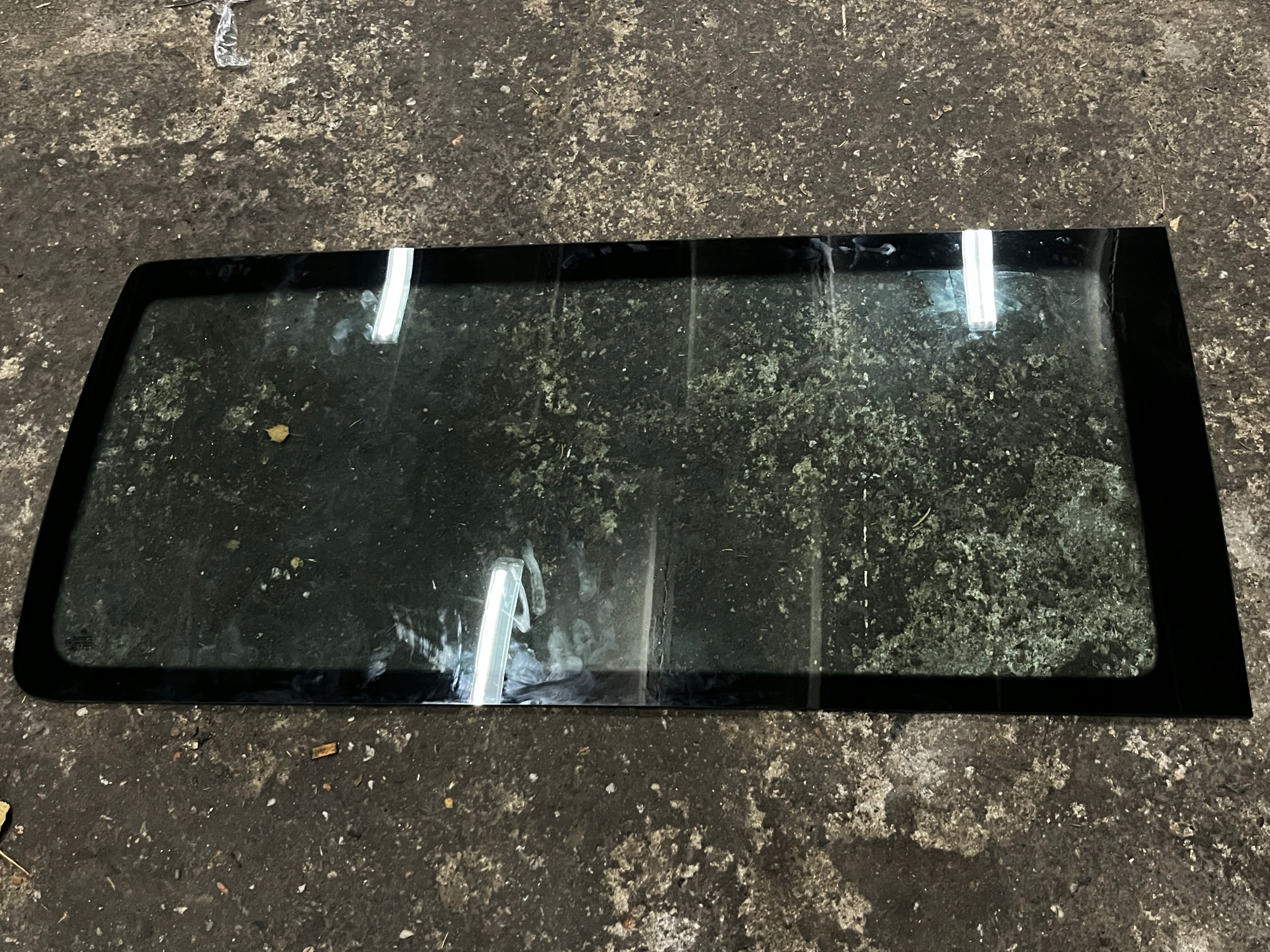 Szyba tylna prawa VW T6 Long