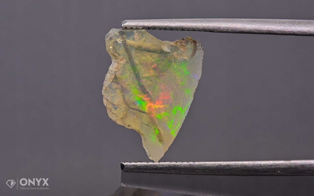 Opal z Etiopie hrudka 14x10,5 mm