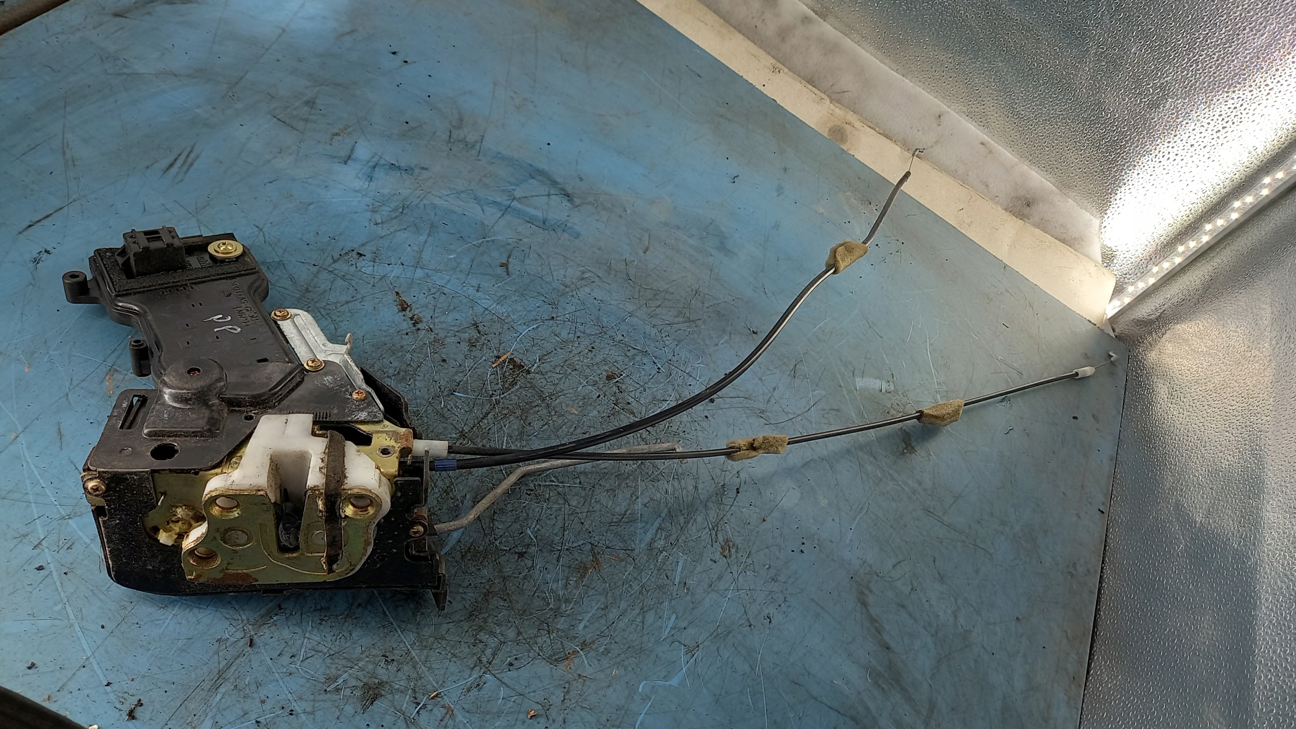 MAZDA 2 II 02-07 ЗАМОК ПЕРЕДНЬОЇ ПРАВОЇ ДВЕРІ