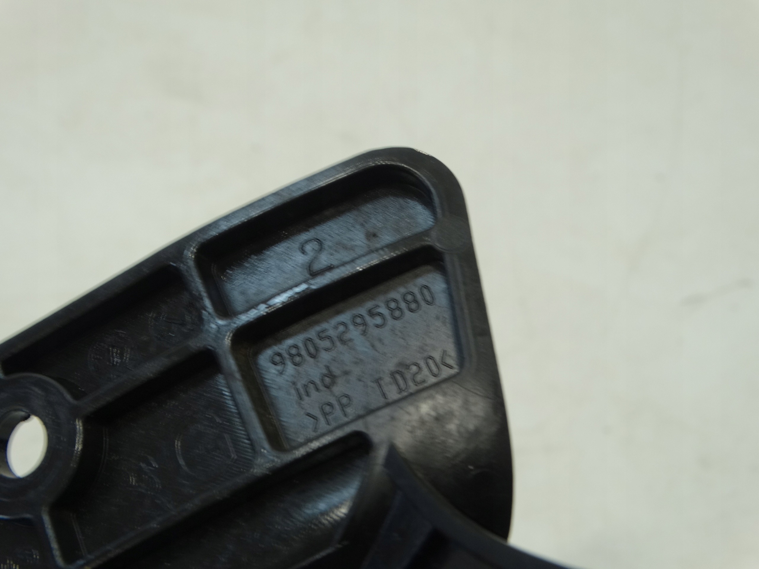 Supporto parafango sinistra Anteriore CITROEN C4 CACTUS 2016R. 9805295880