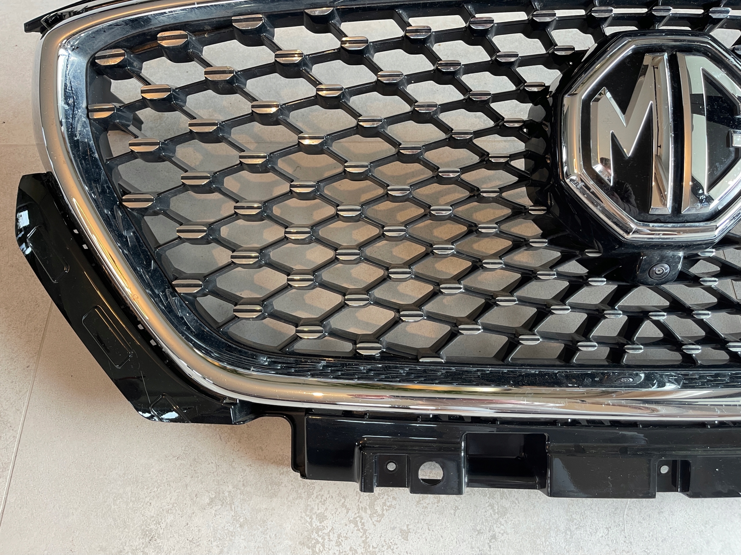 MG HS SUV ATRAPA CHŁODNICY GRILL KRATKA Z KAMERĄ 10021164 Jakość części (zgodnie z GVO) O - oryginał z logo producenta pojazdu (OE)