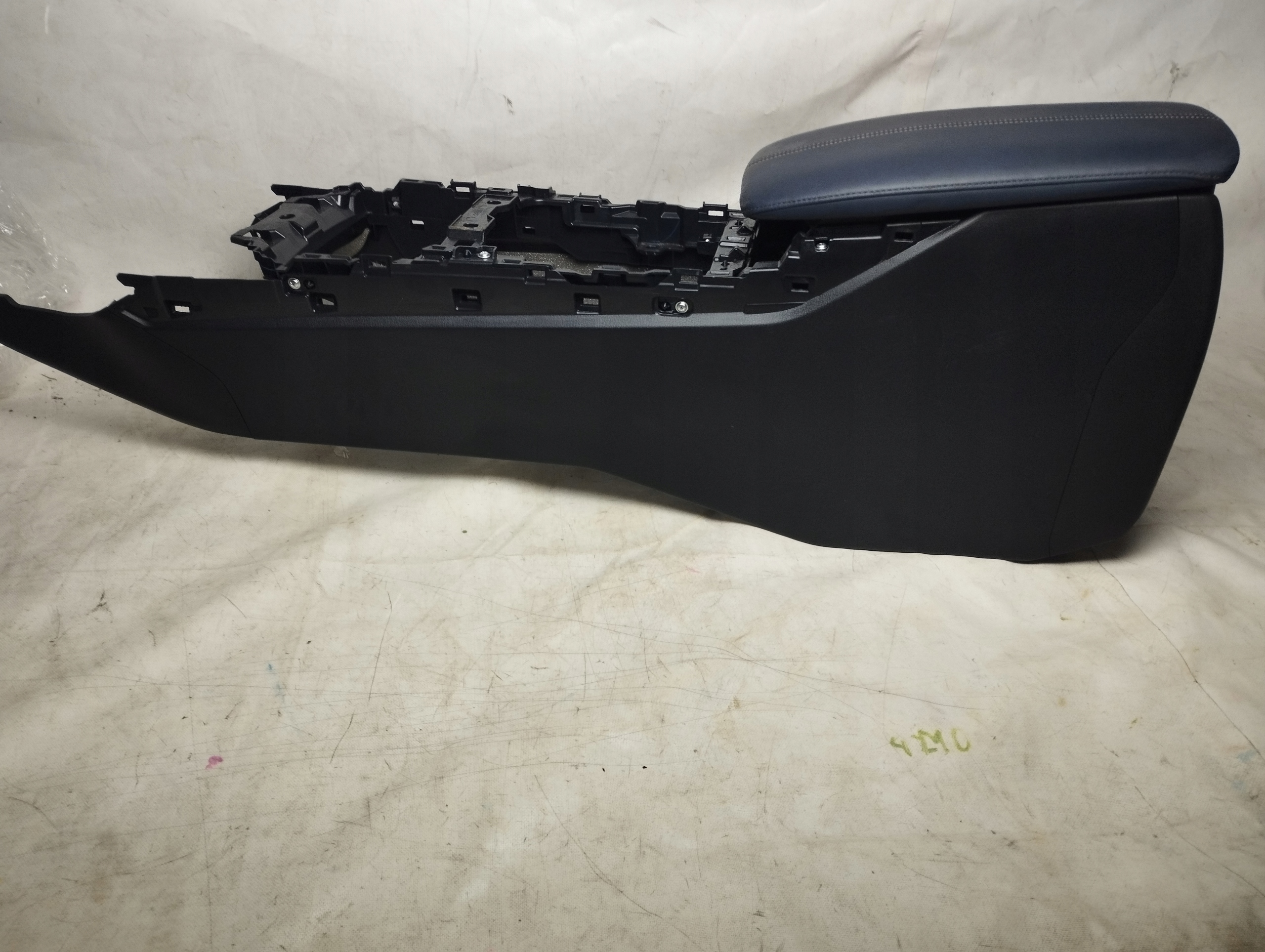 DGJ4-64441 - Mazda CX30 19-тунель центральний підлокітник США