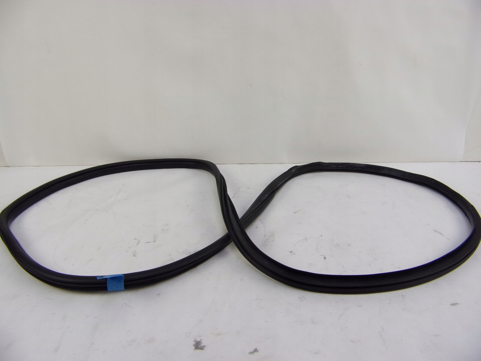 DODGE DURANGO III 11 - УПЛОТНИТЕЛЬ ДВЕРИ ЛЕВЫЙ ЗАДНИЙ