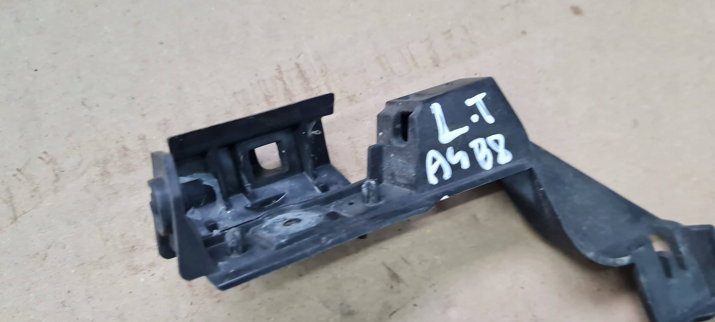 A4 B8 S4 Support Poignée Support plaque Pare choc Gauche Arrière Berline 8K5807889A