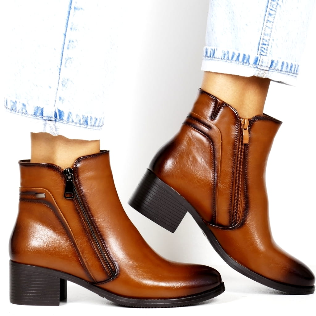 Hnědé Elegantní Kotníkové Boty S Nízkým A Stabilním Podpatkem, Pohodlné A Teplé Boty
