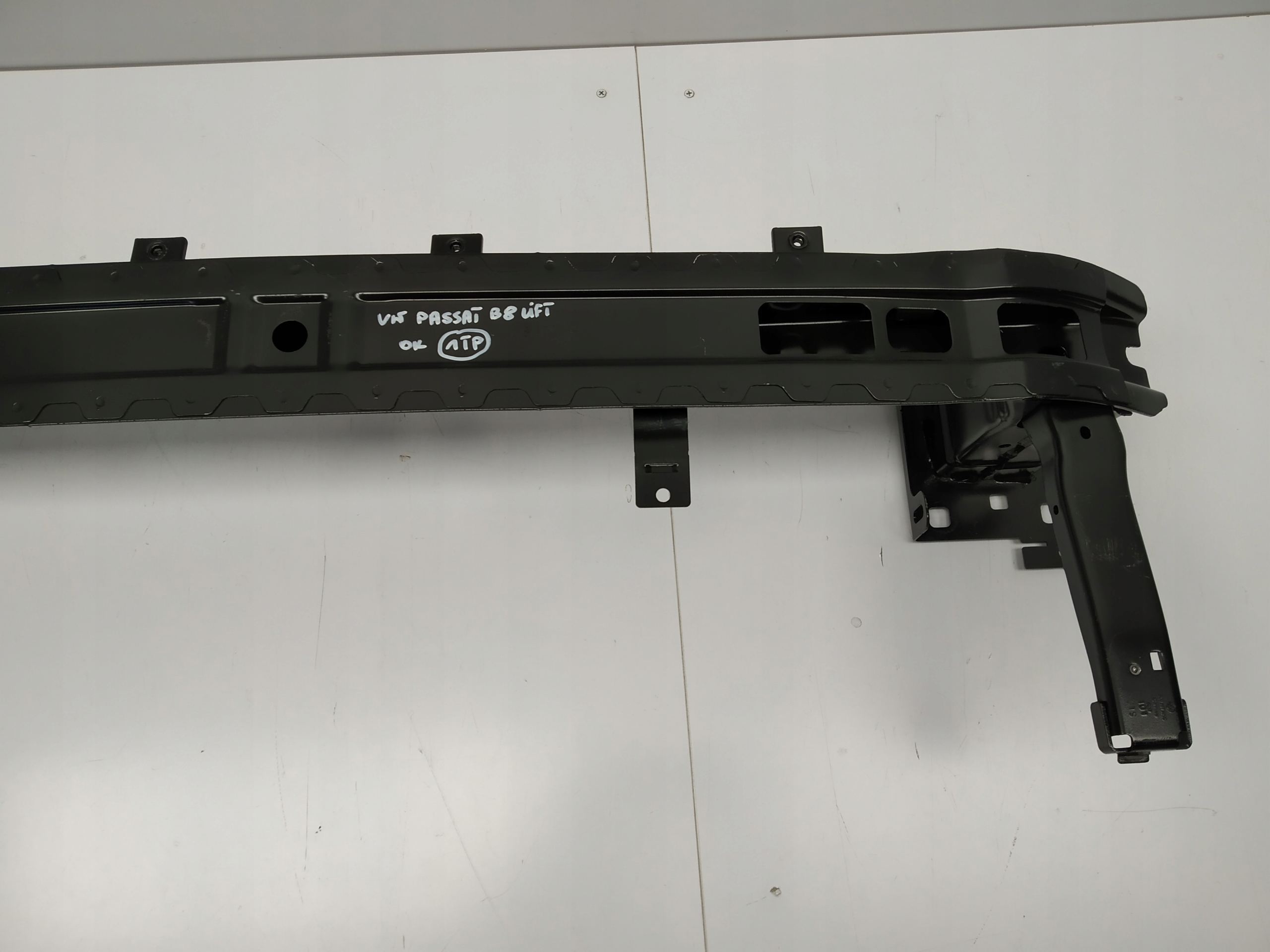 19- Vw Passat B8 lift bumper support front originál OM 3G0807611A