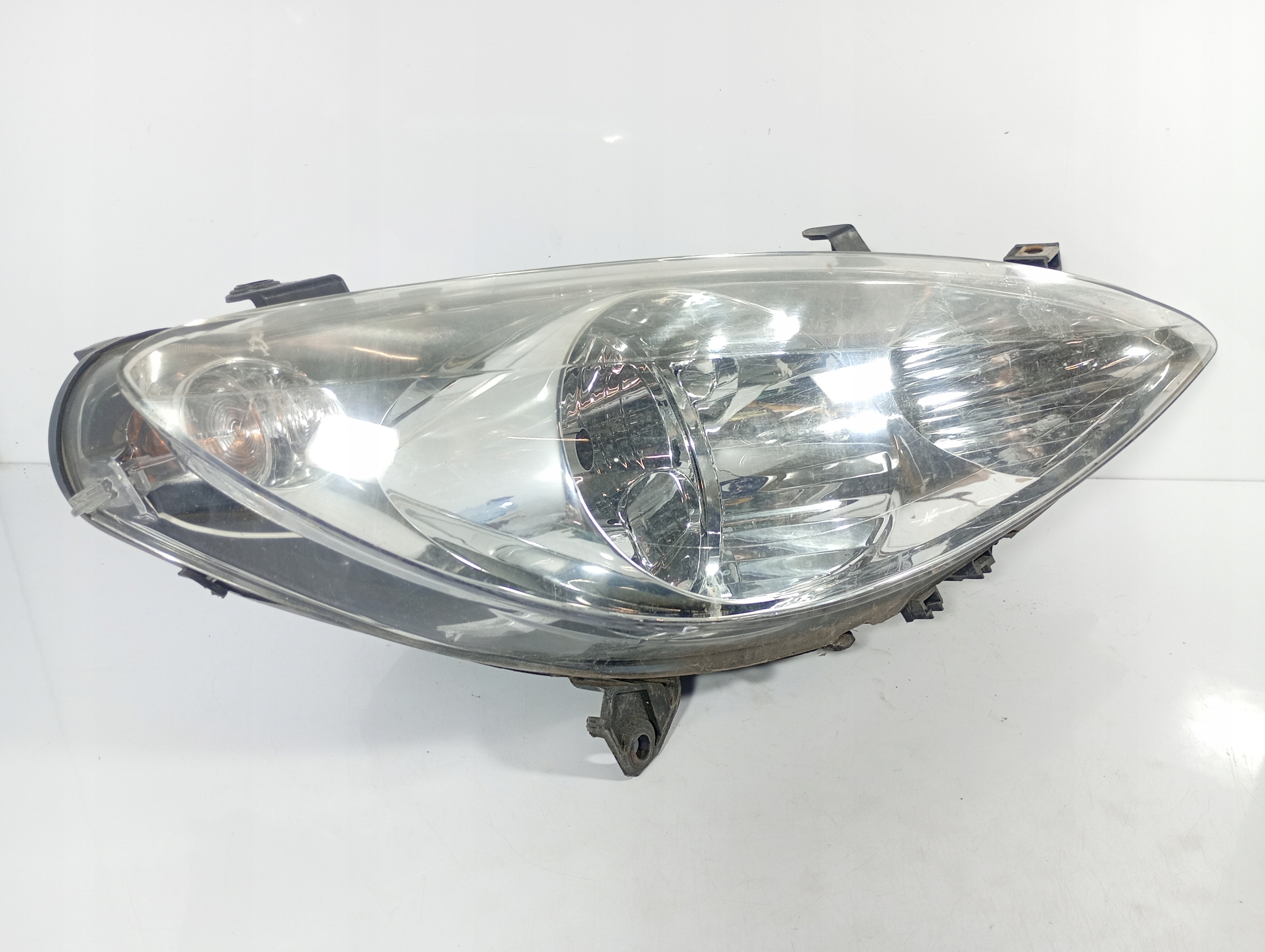 Peugeot 206 SW 99-09 REFLEKTOR light right front front TYC OE 20A165