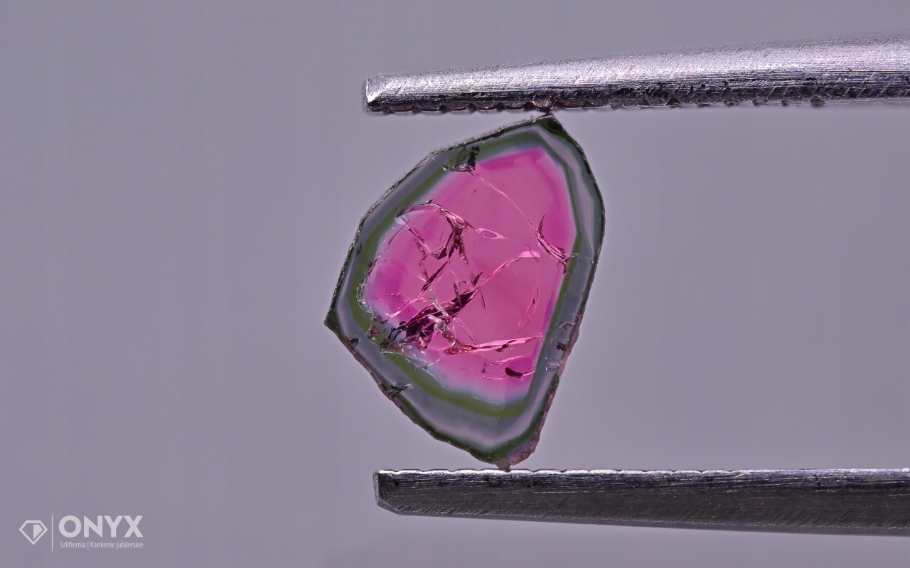 Turmalín nepravidelná destička 8x5 mm