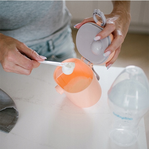 BABYONO POJEMNIK PRZENOŚNY NA MLEKO W PROSZKU Z ŁYŻECZKĄ Kod producenta 1544