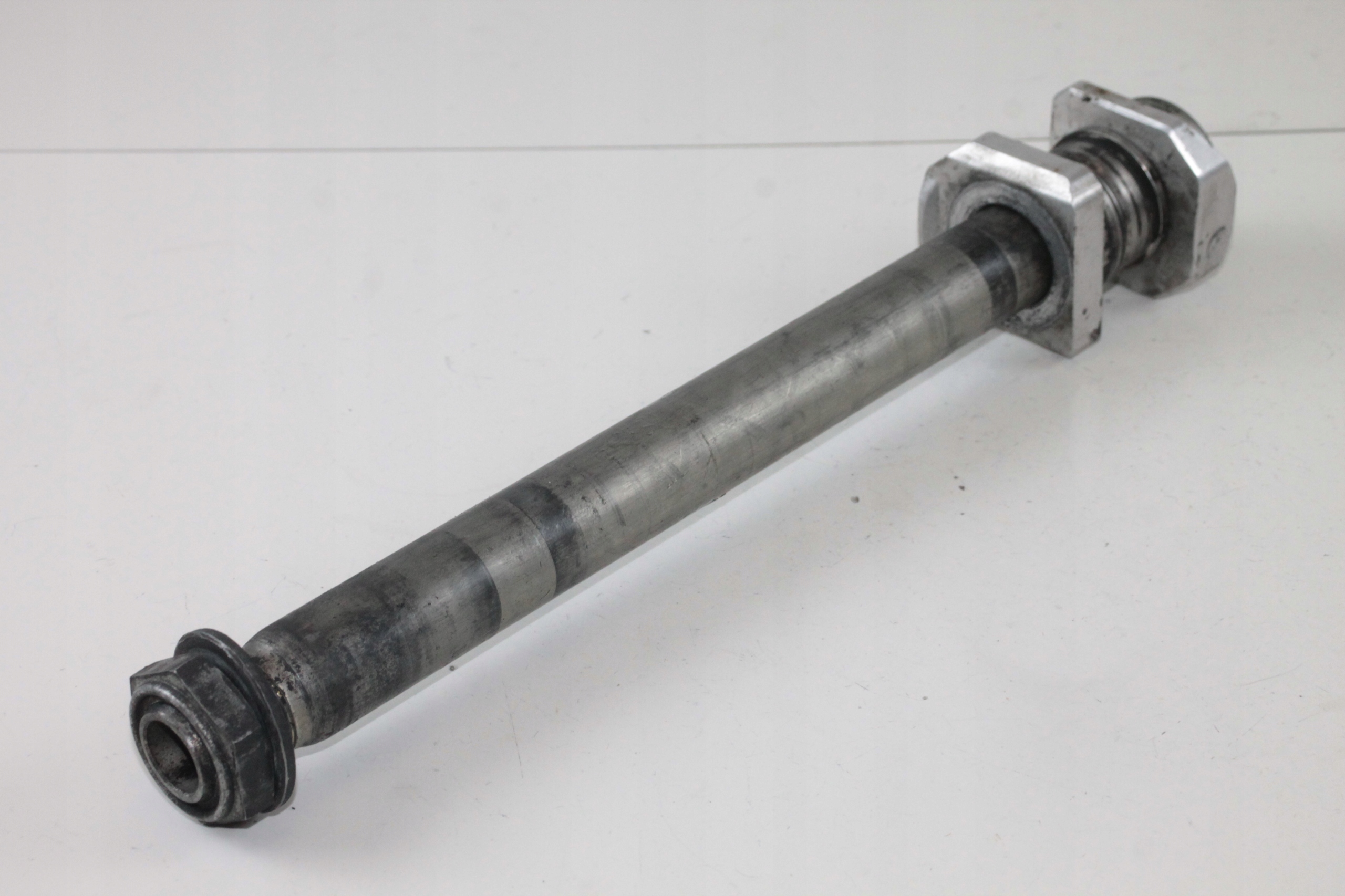 SUZUKI HAYABUSA GSX-R 1300 08-16 OŚ OŚKA TYŁ TYLNA