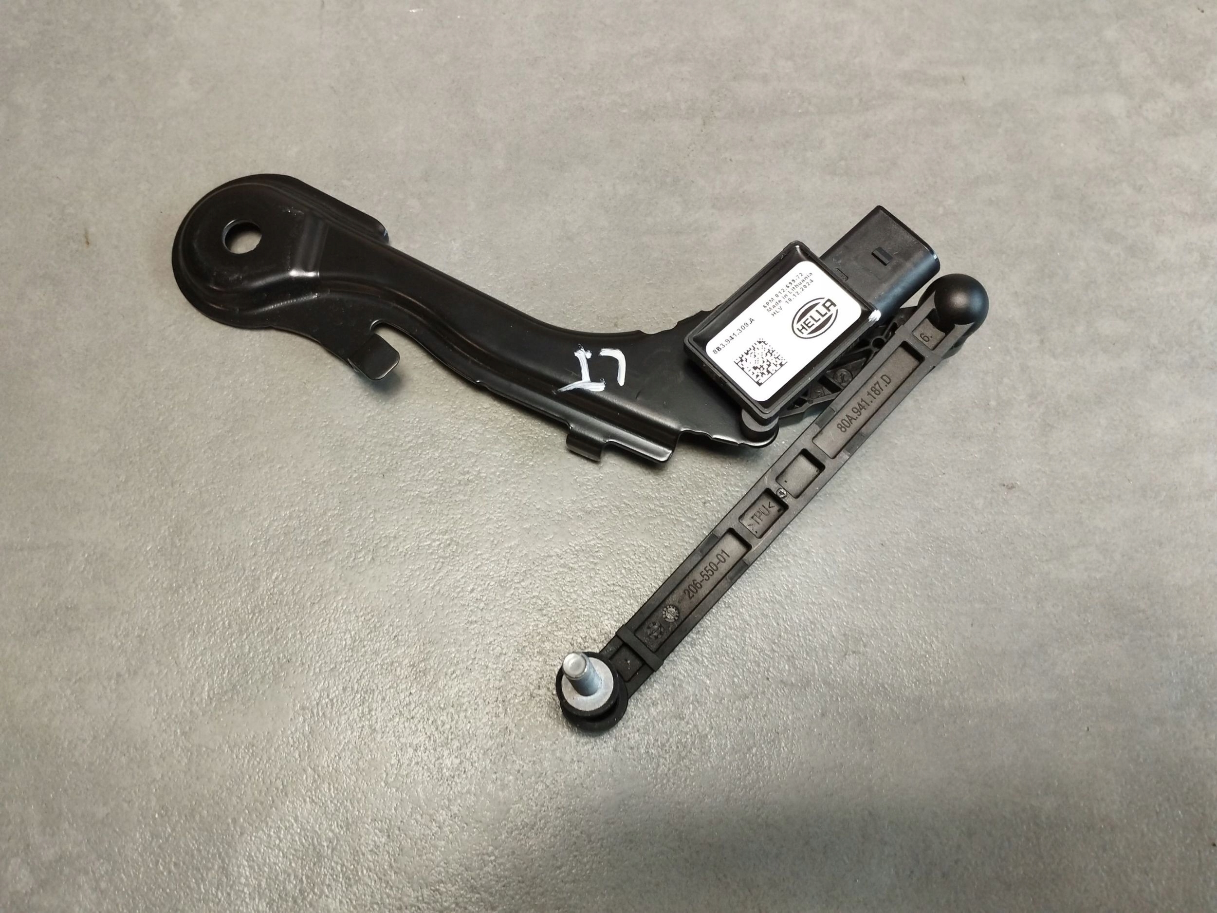 Audi A5 B10 Sensor poziomowania Leuchten links heck 8B3941309A