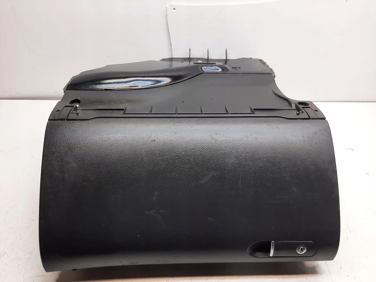 AUDI A4 B6 SCHOWEK PASAŻERA 8e1857035c