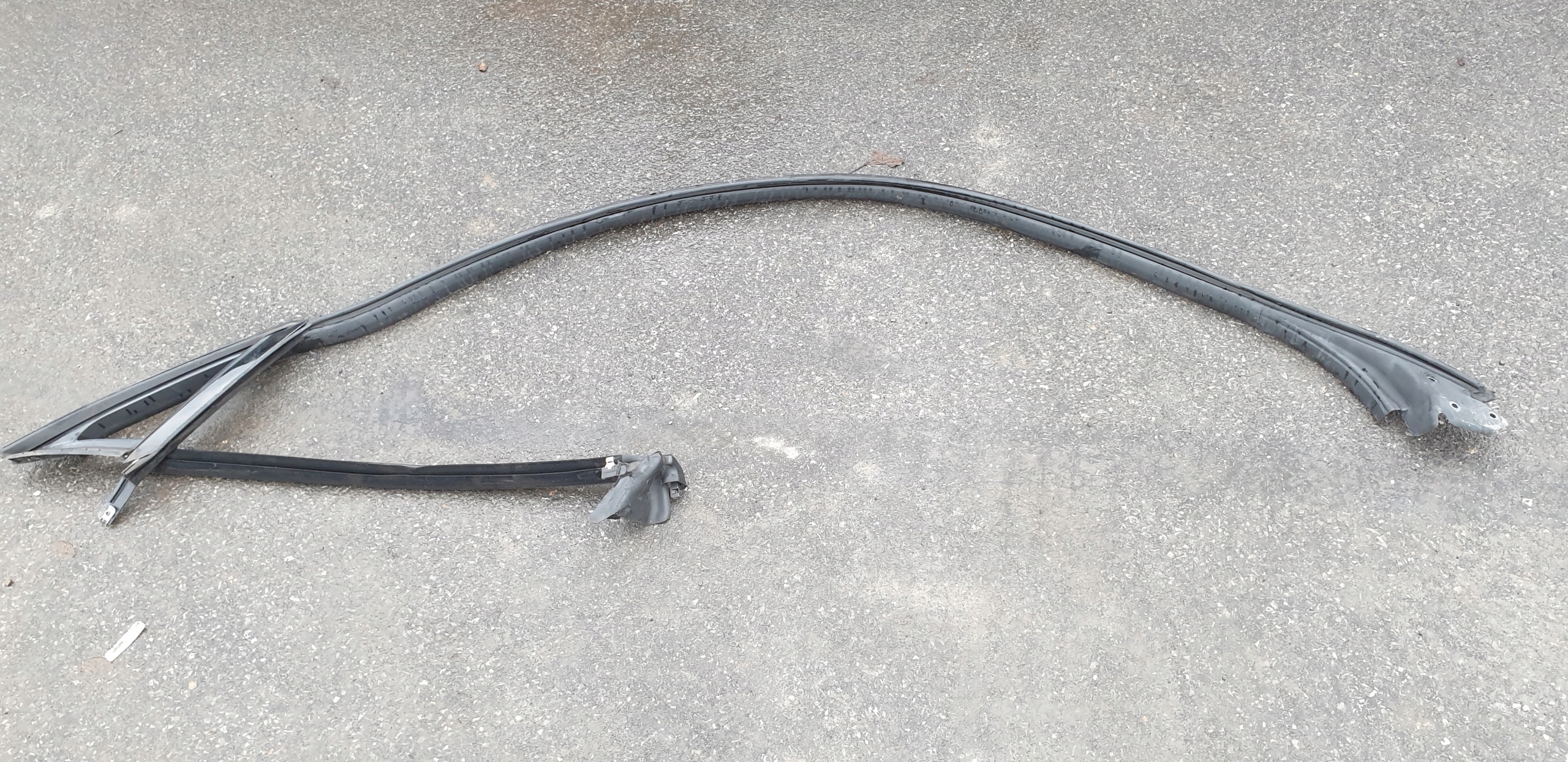 A2076700339 A207670030439 - MERCEDES E W207 купе гумове ущільнення вікна даху