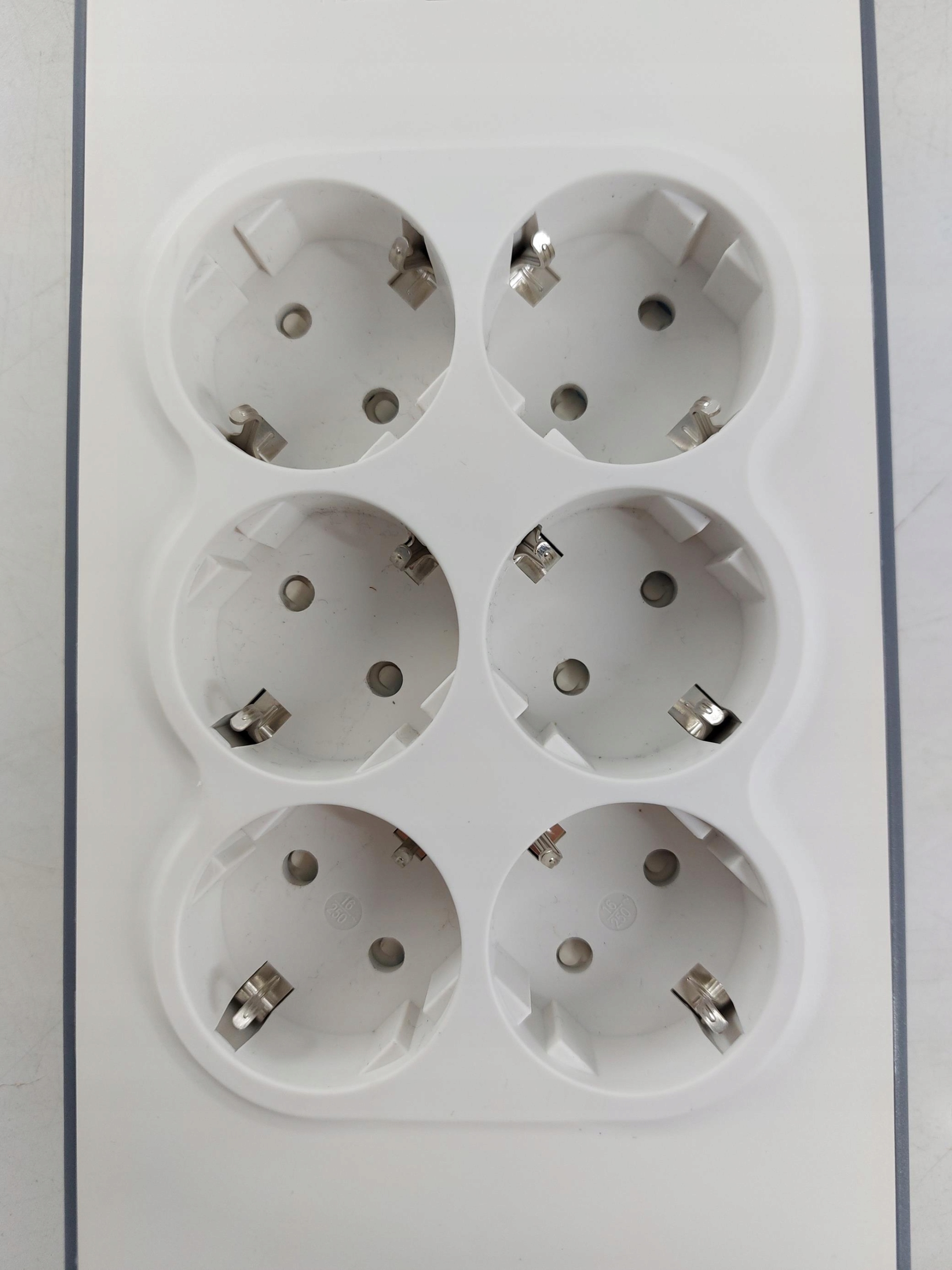 LISTWA ZASILAJĄCA 6 GNIAZD BELKIN SURGE PLUS Kolor biały