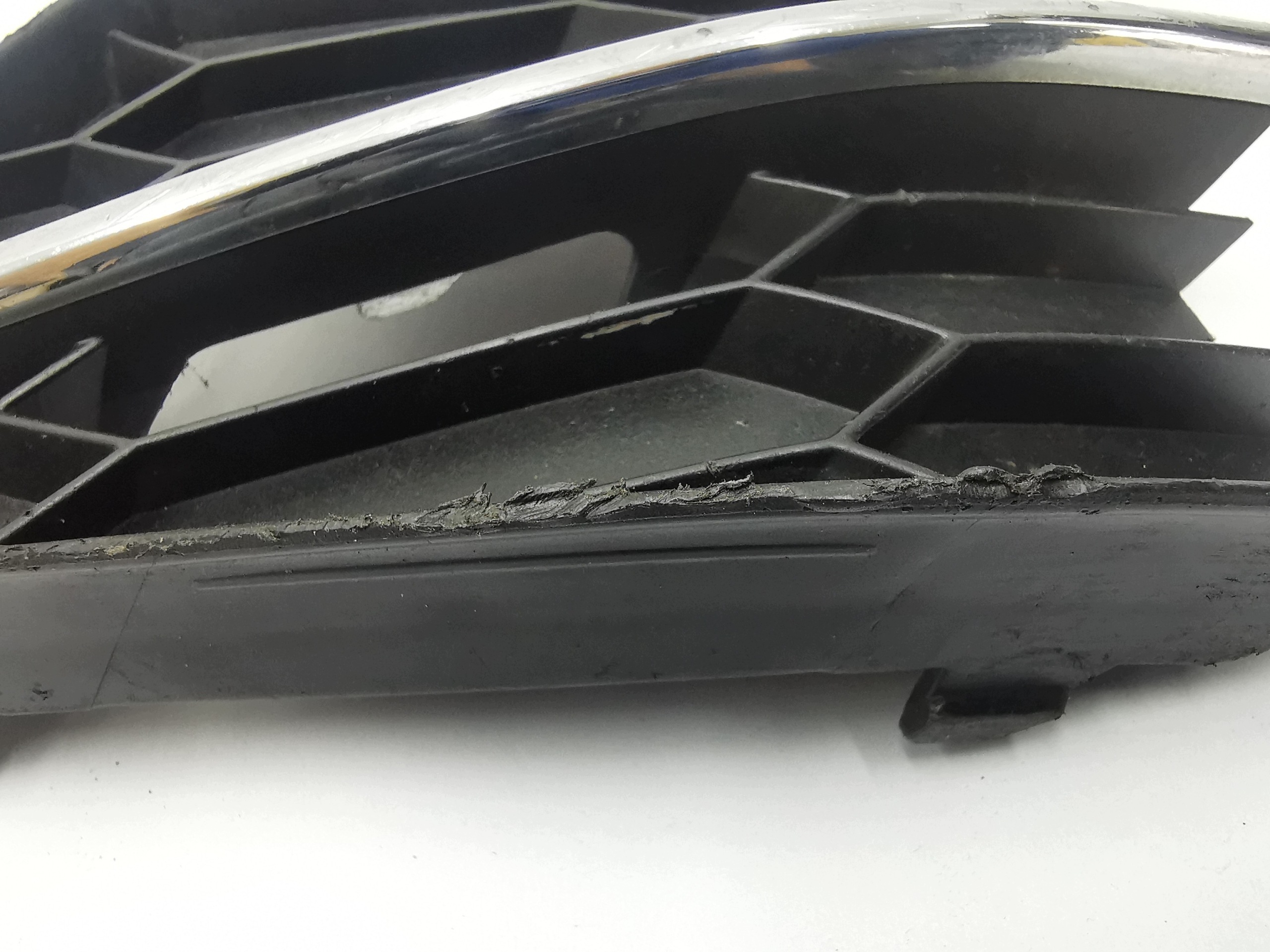grid of a bumper right front SKODA SUPERB 3 III / 3V0853666