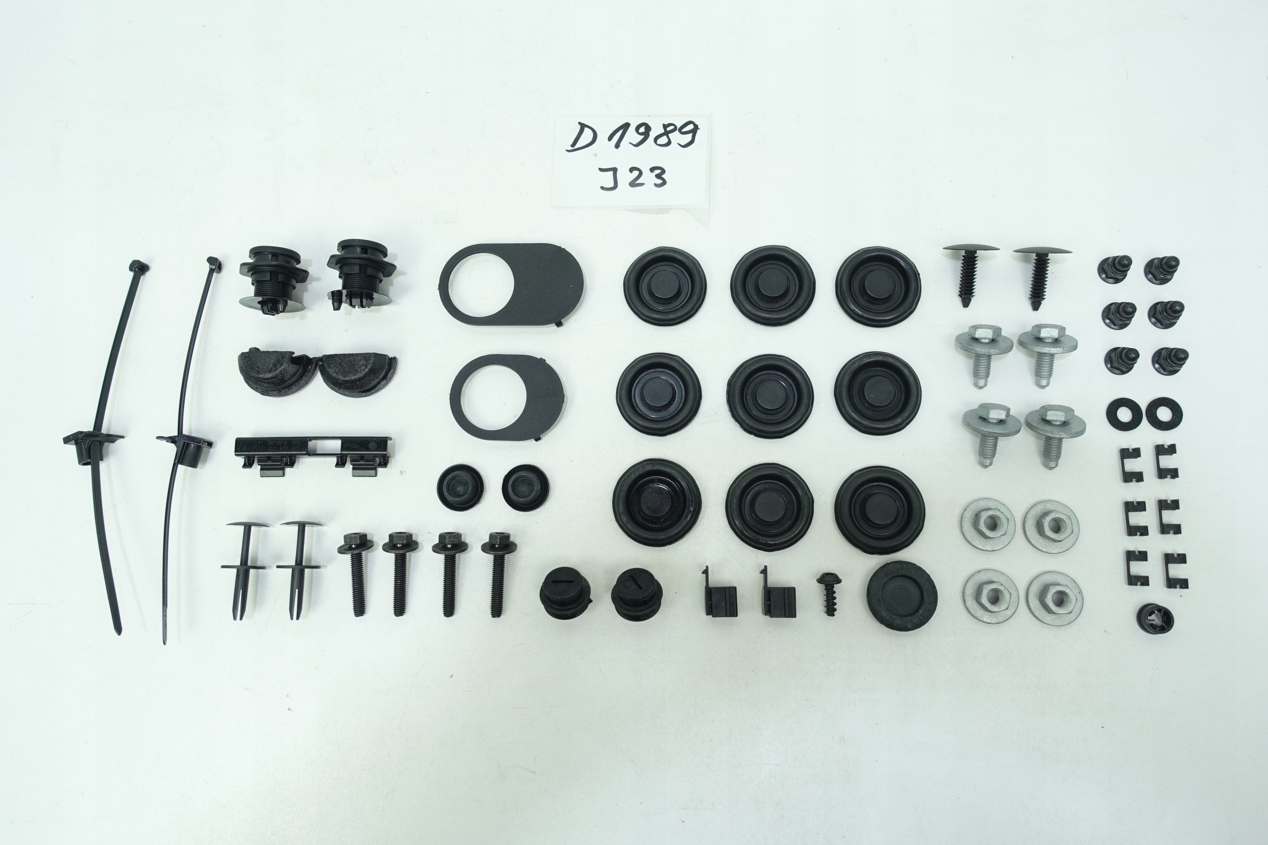 8W0098615A - Комплект болтов заглушек крепления капота AUDI A4 B9