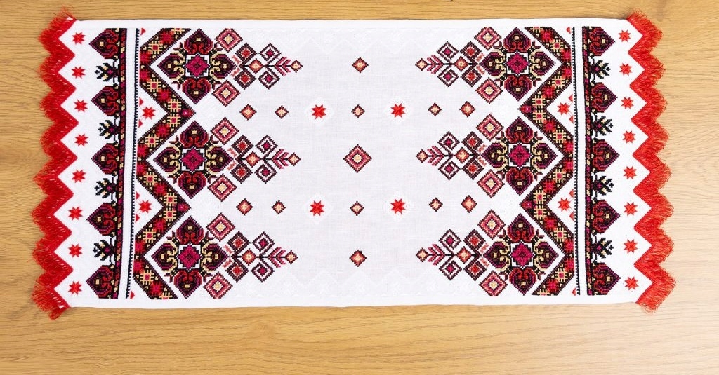 Lněný vyšívaný ruzník s tradiční kryžkovou výšivkou Krásný dárek 30x67 cm