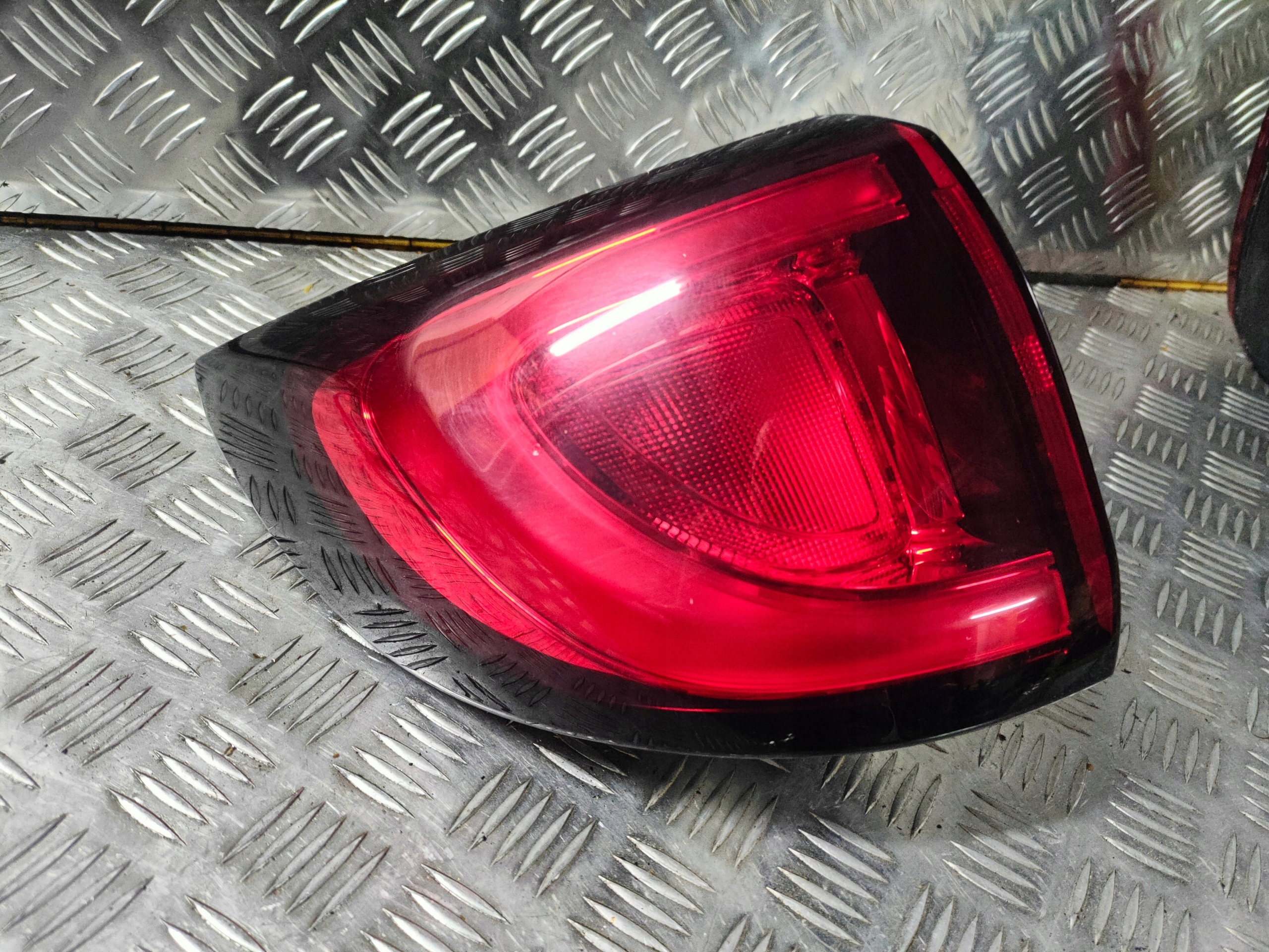 Chrysler Pacifica LAMPA REFLEKTOR TYLNA PRAWA LEWA TYŁ